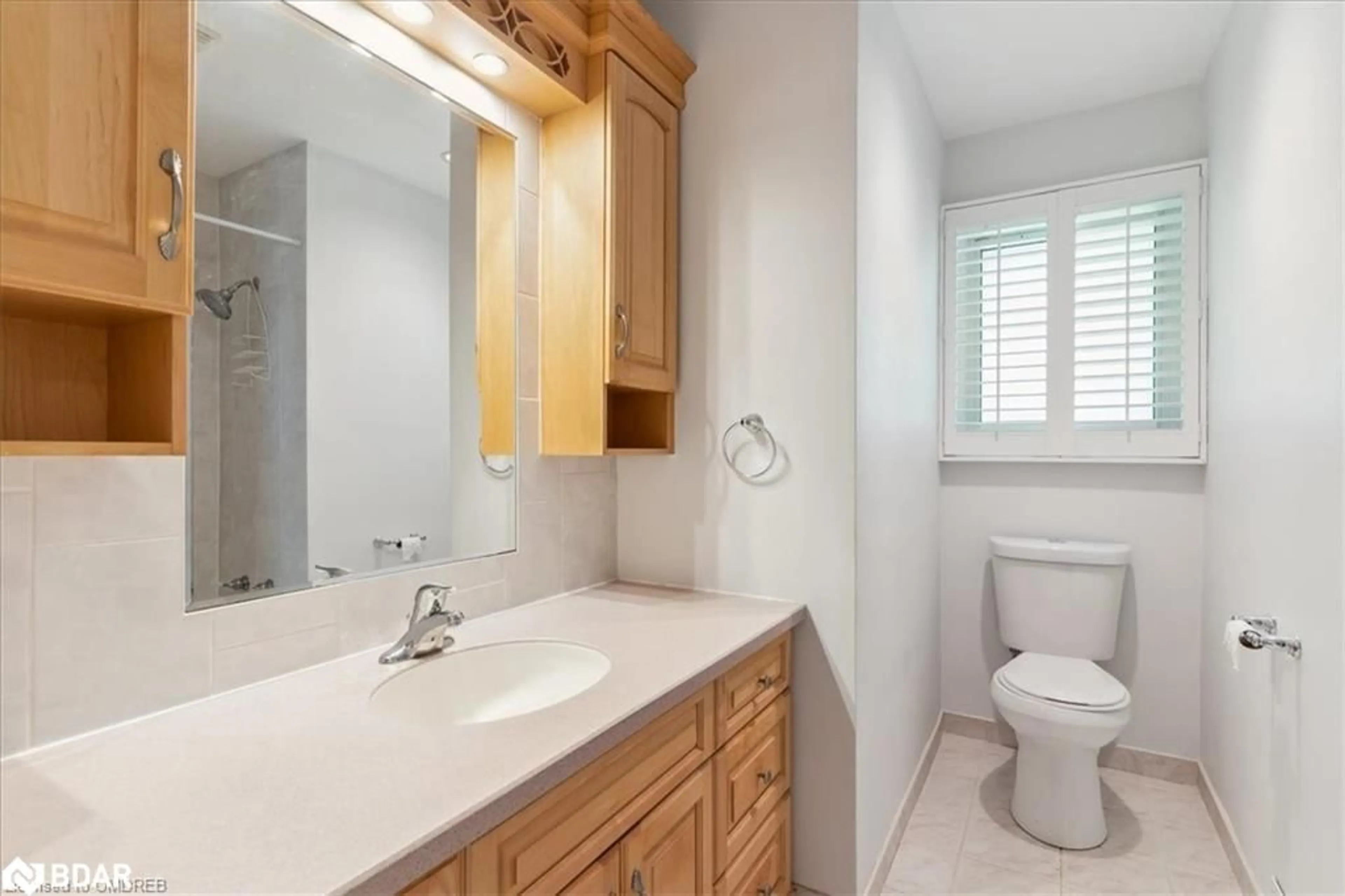 Standard bathroom, ceramic/tile floor for 28 Valerie Dr, St. Catharines Ontario L2T 3G5