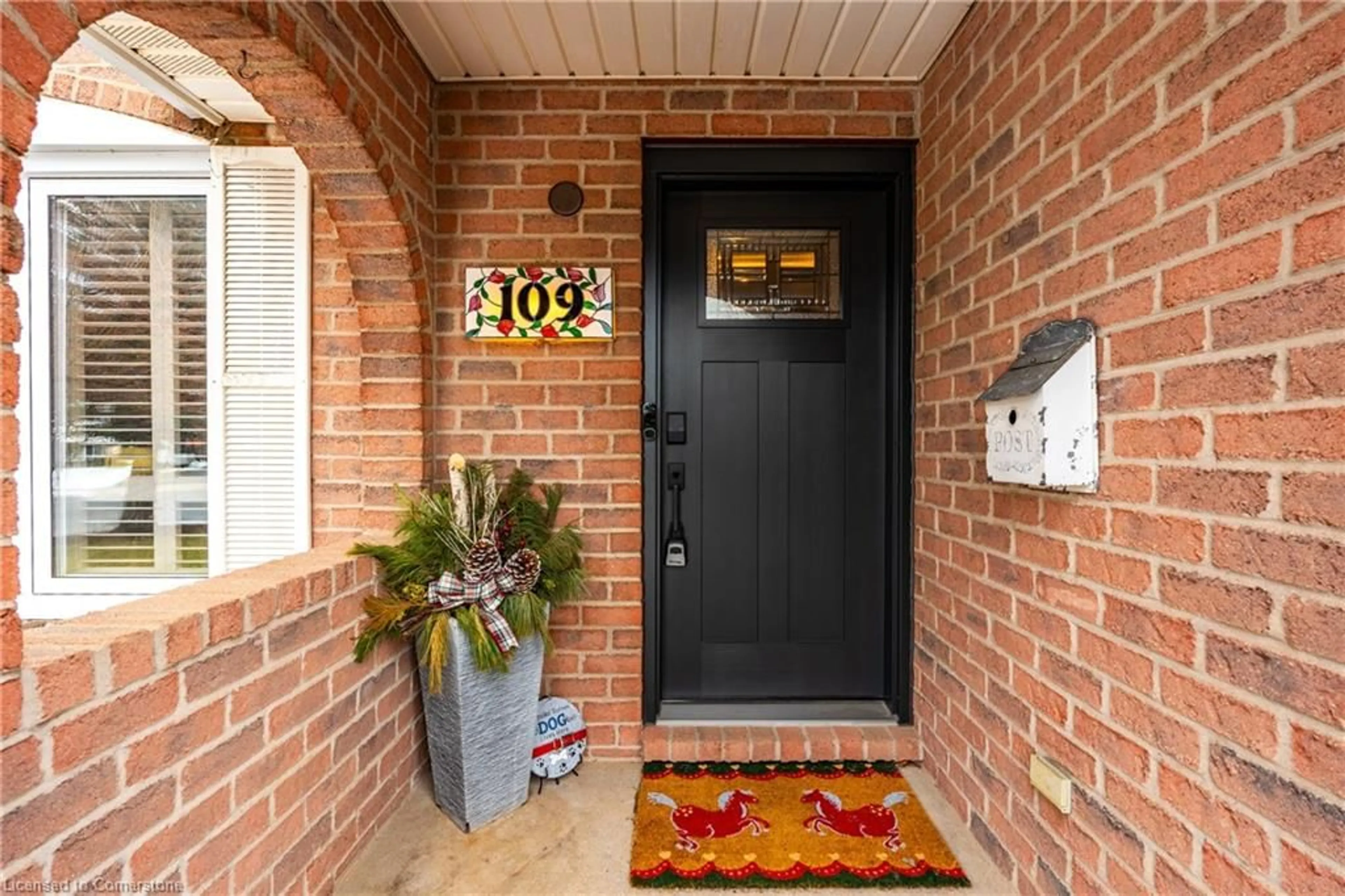 Indoor entryway for 109 Larchwood Cir, Welland Ontario L3C 6T1