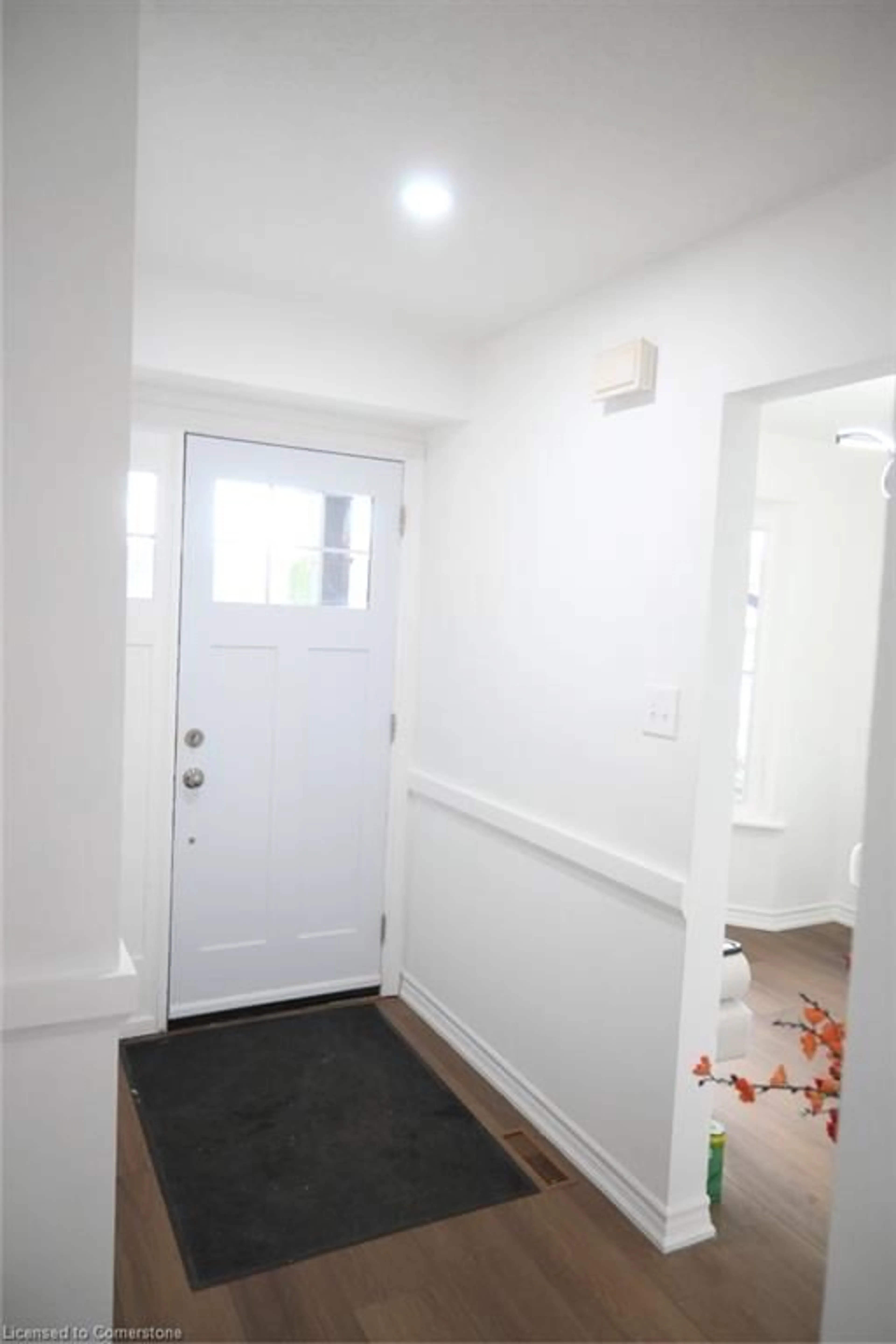 Indoor entryway for 7 Bayview Dr, Grimsby Ontario L3M 4Z4