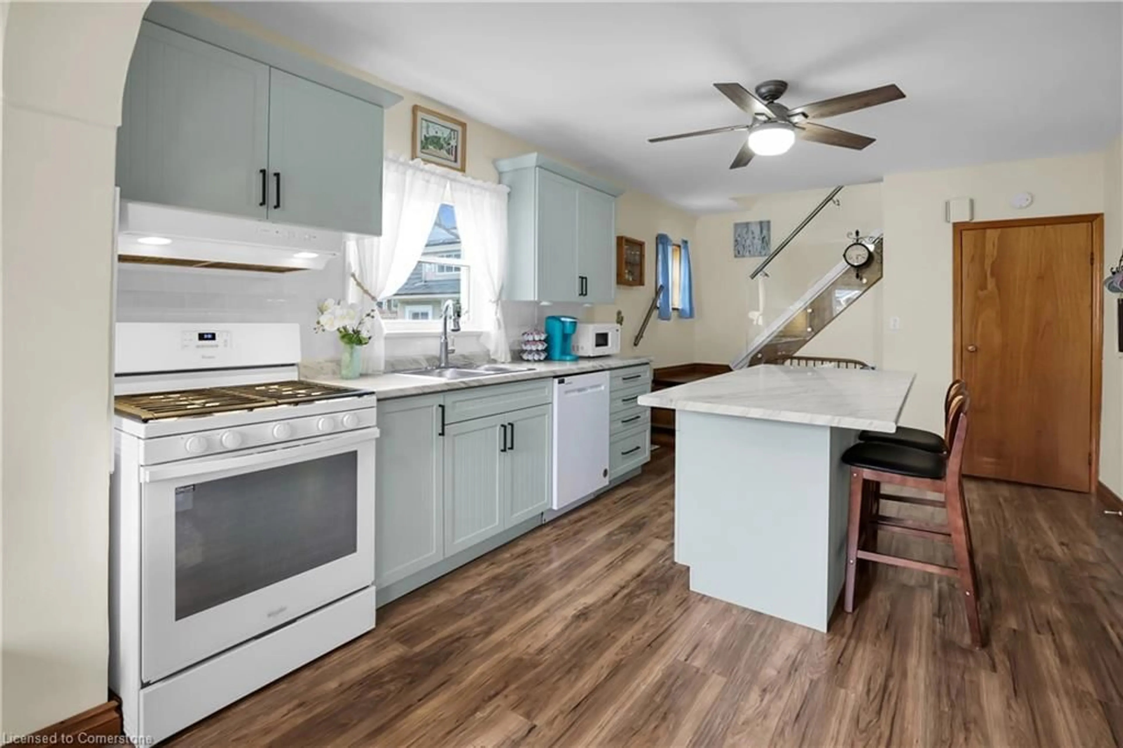 Open concept kitchen, unknown for 16 Kingsway Cres, St. Catharines Ontario L2N 1A6