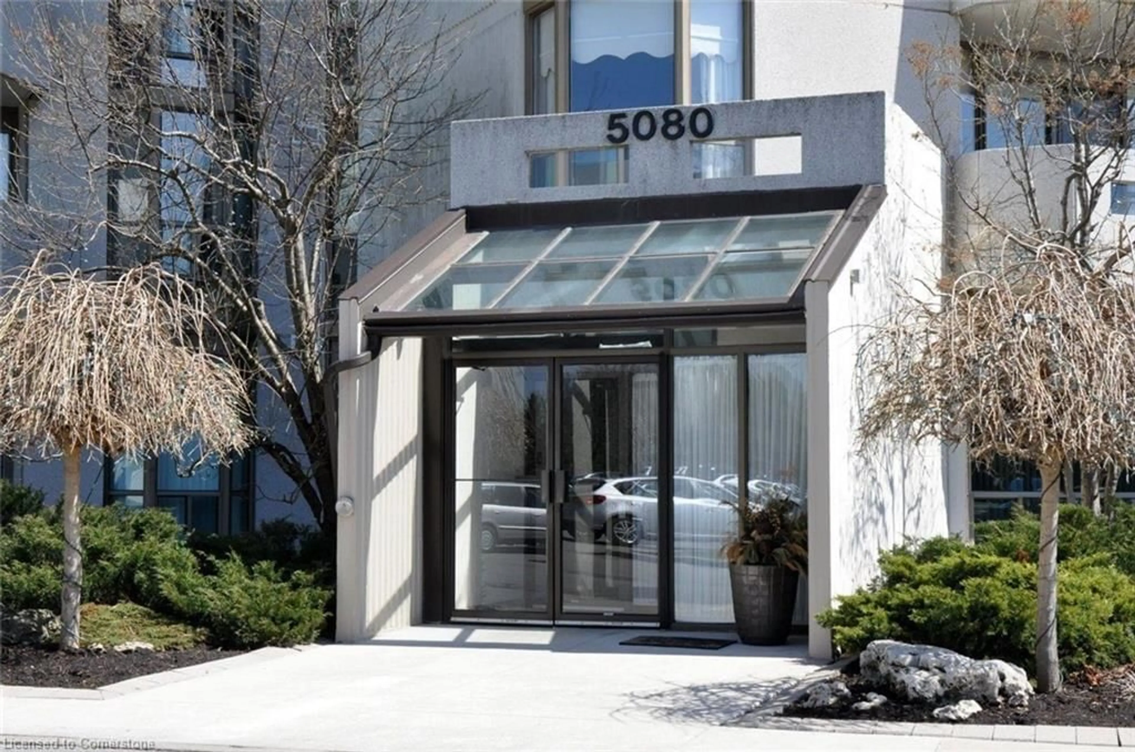 Indoor foyer for 5080 Pinedale Ave #609, Burlington Ontario L7L 5V7