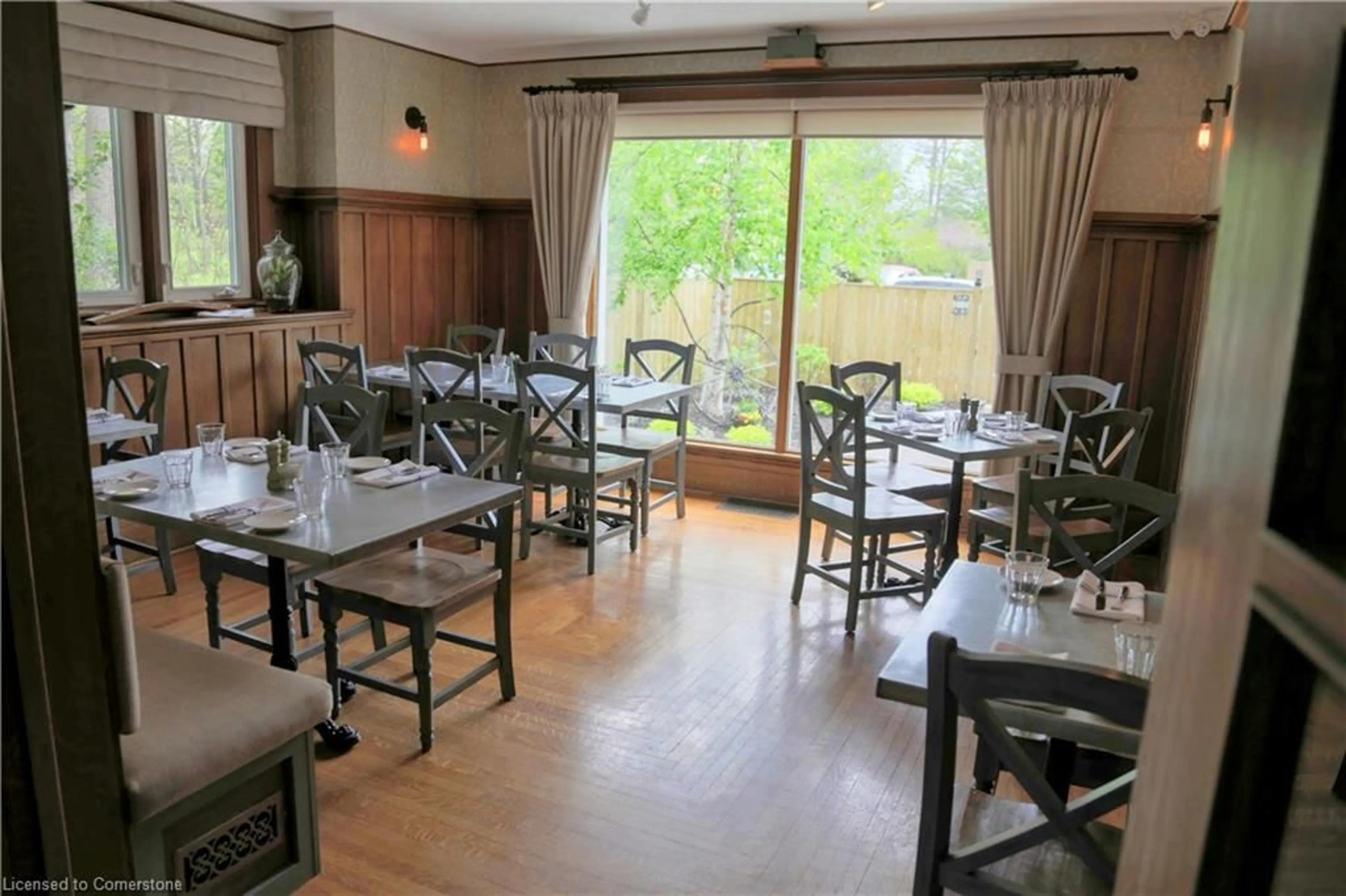 Dining room, wood/laminate floor for 352 Norfolk St, Simcoe Ontario N3Y 2W9