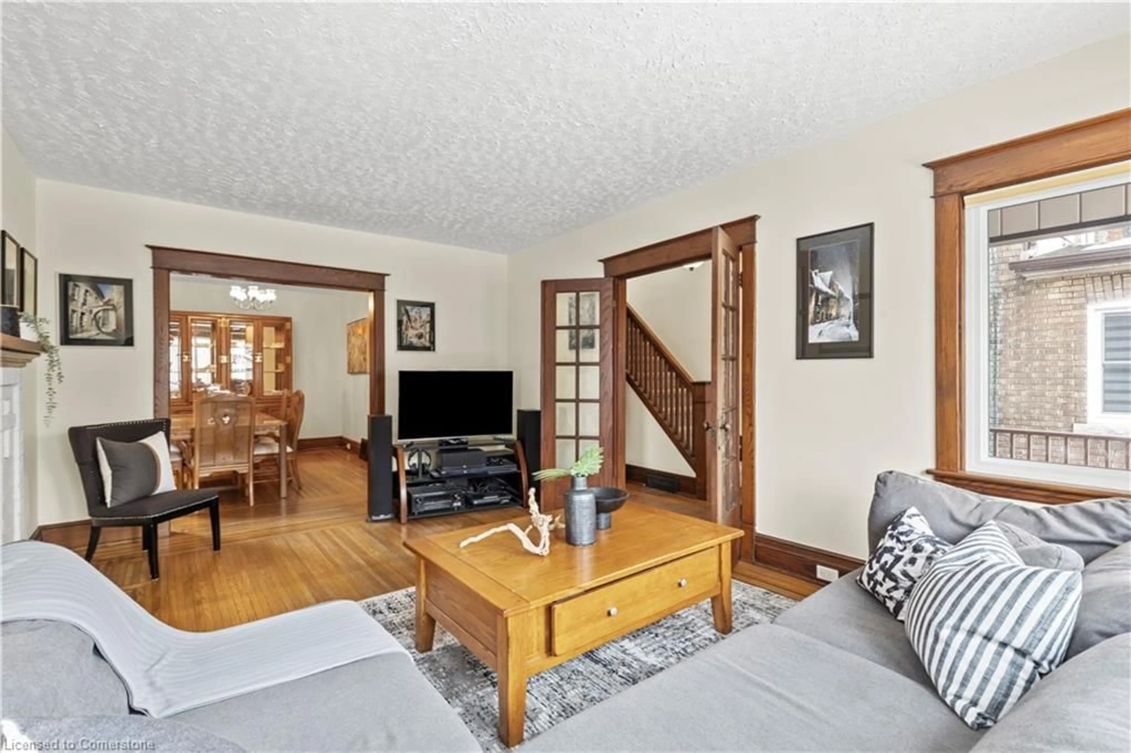 Living room with furniture, wood/laminate floor for 93 South Oval, Hamilton Ontario L8S 1P9