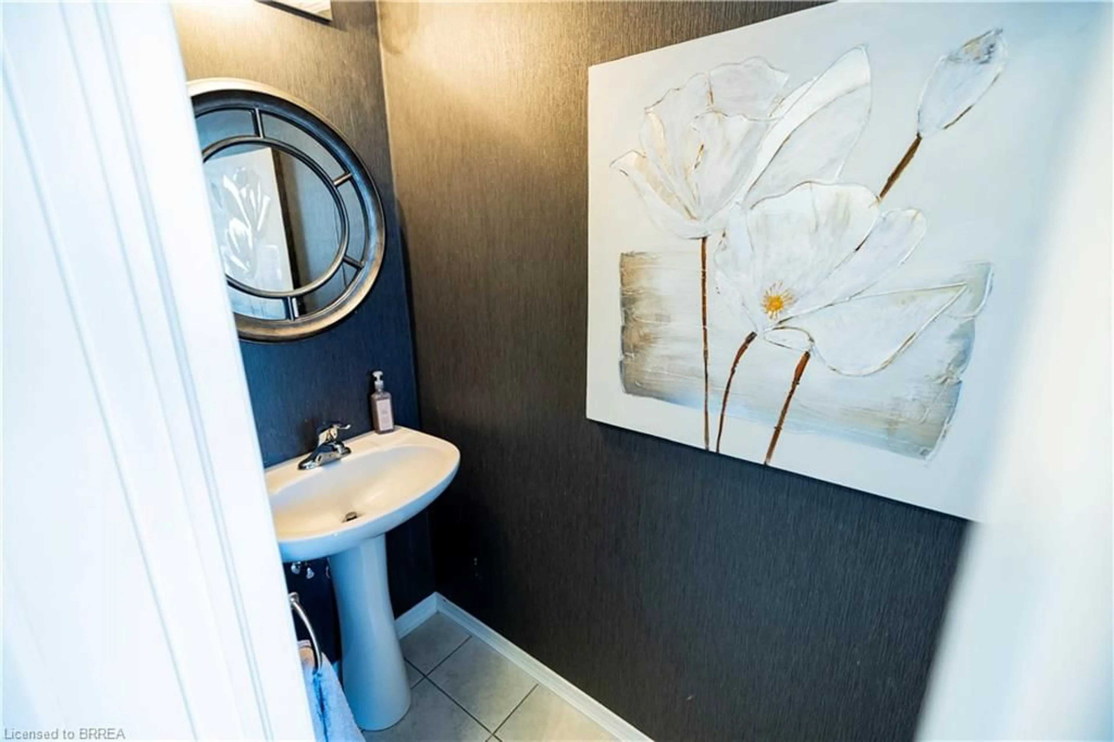 Contemporary bathroom, ceramic/tile floor for 60 English Lane, Brantford Ontario N3T 0H1