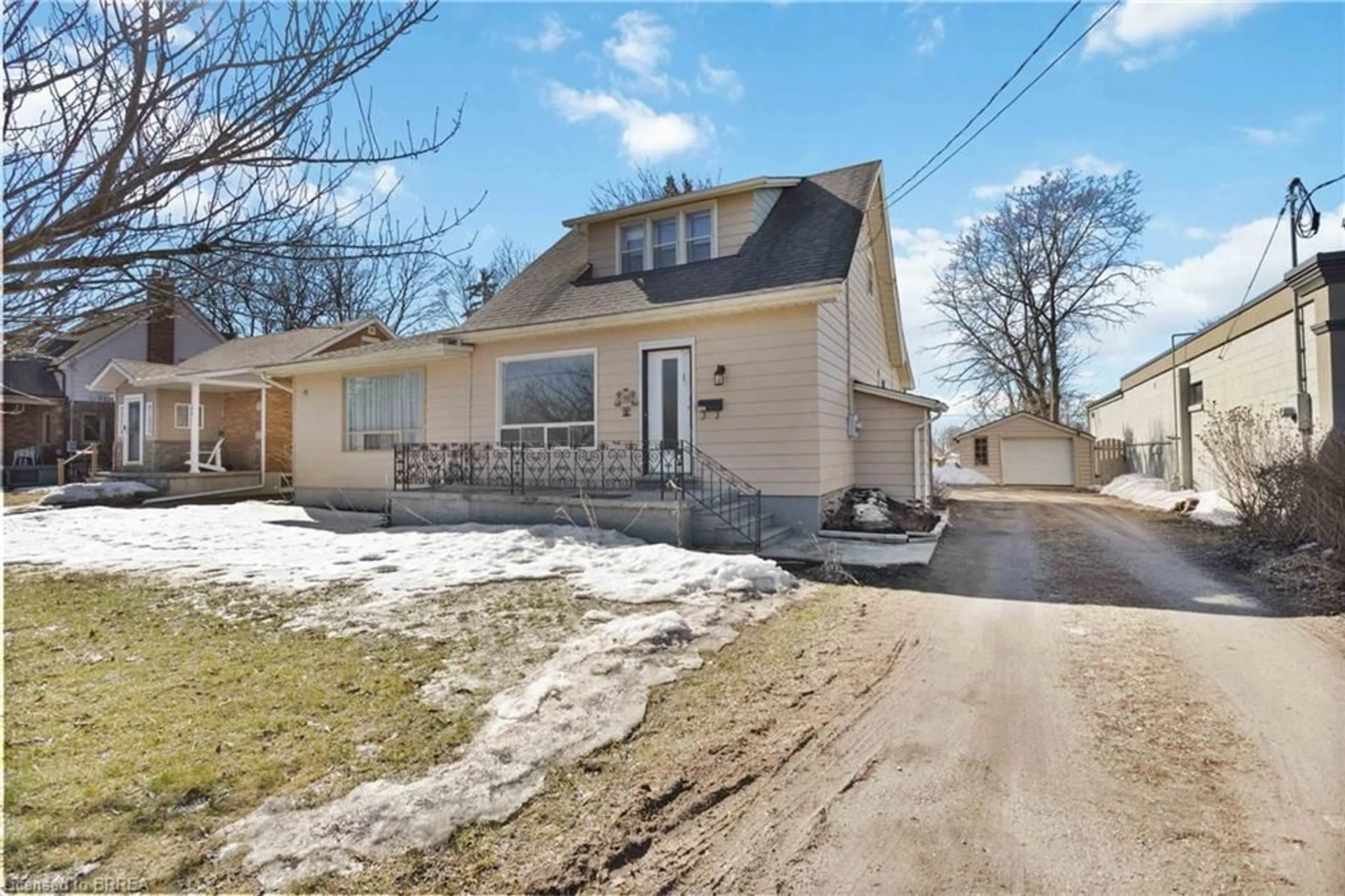 A pic from outside/outdoor area/front of a property/back of a property/a pic from drone, street for 192 Charing Cross St, Brantford Ontario N3R 2J5