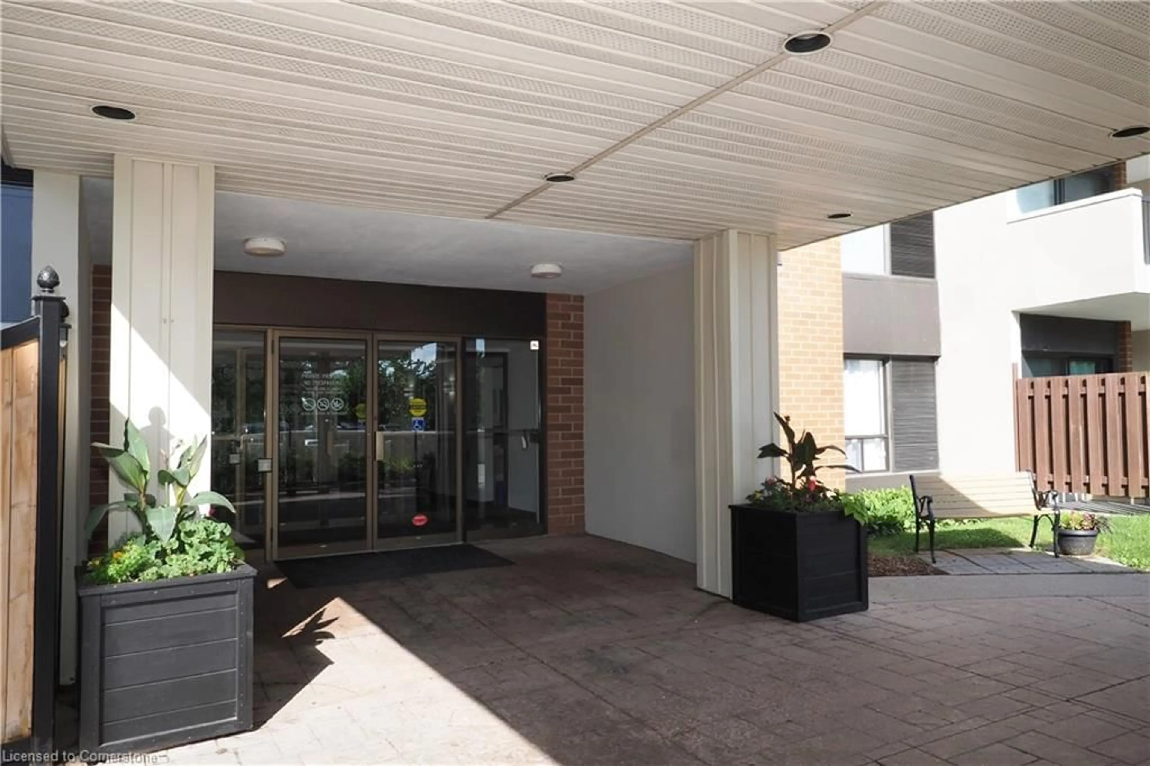 Indoor foyer for 260 Sheldon Ave #103, Kitchener Ontario N2H 6P2