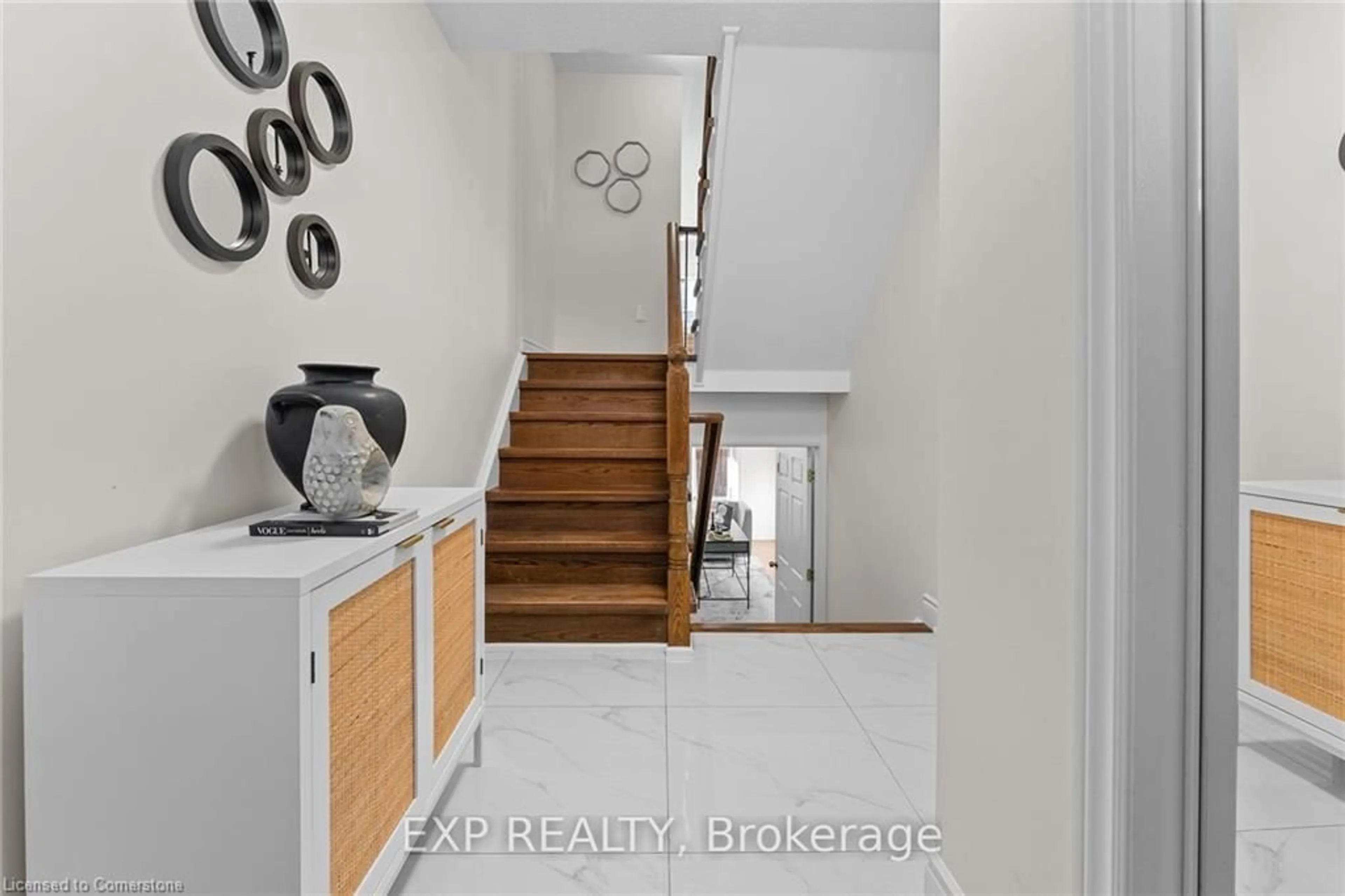 Indoor entryway for 2329 Saddlecreek Cres, Oakville Ontario L6M 5J7