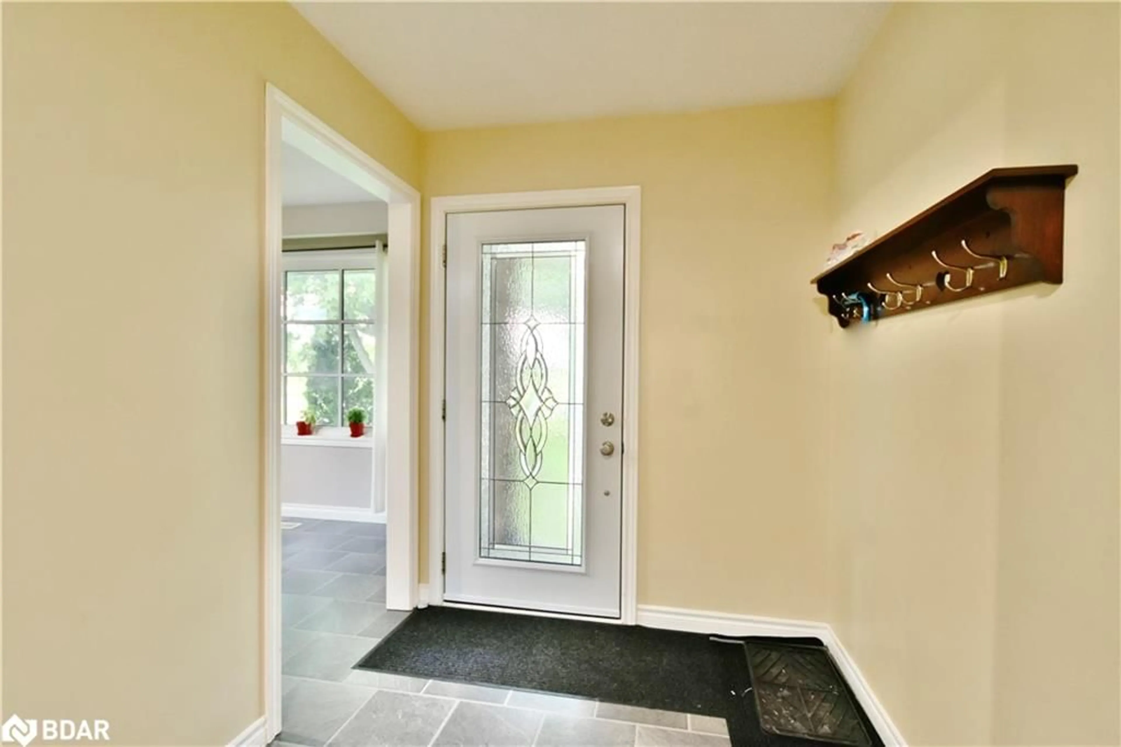 Indoor entryway for 1304 10th Line, Innisfil Ontario L9S 3P2