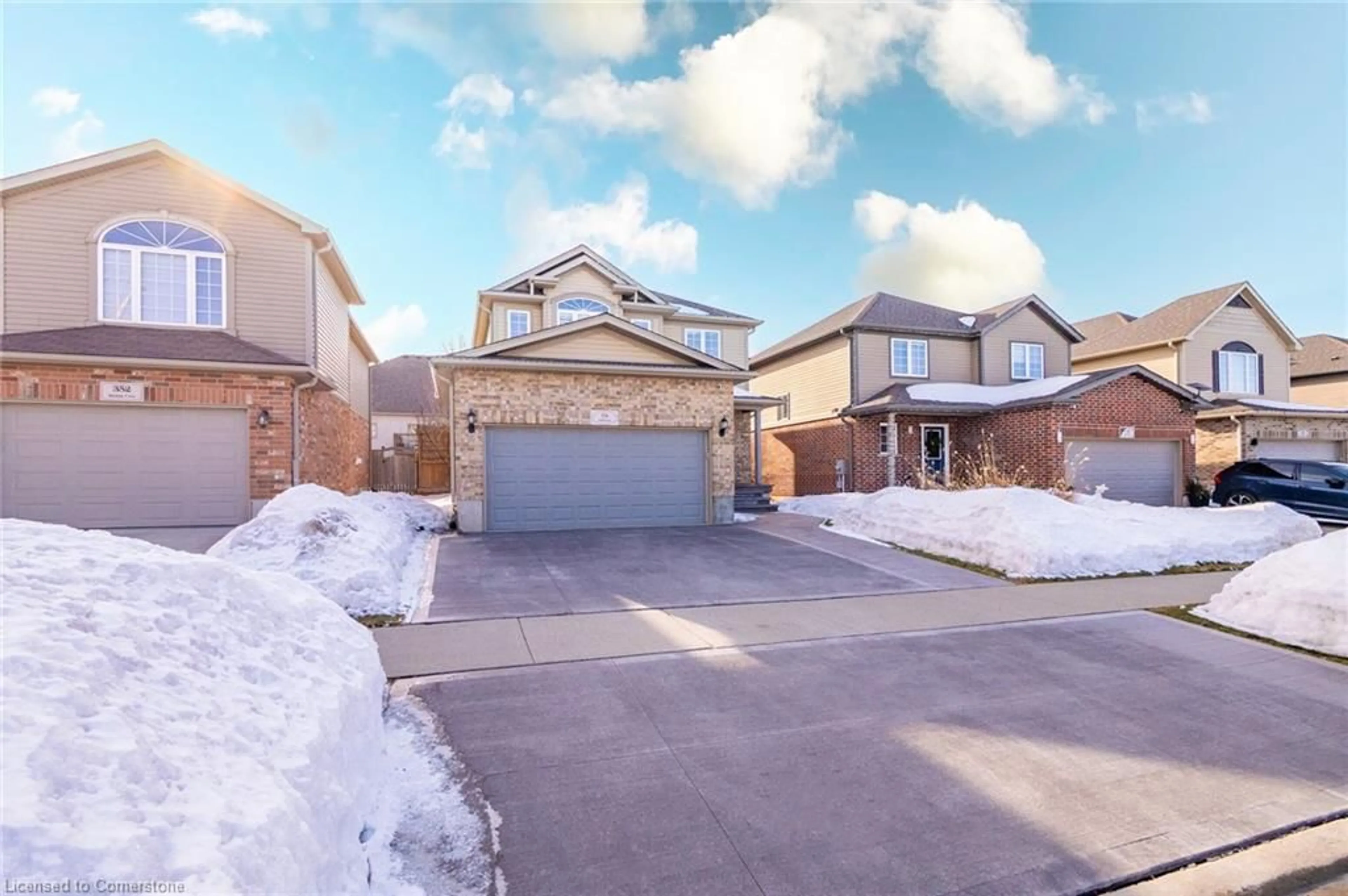 A pic from outside/outdoor area/front of a property/back of a property/a pic from drone, street for 356 Sienna Cres, Kitchener Ontario N2R 1T8