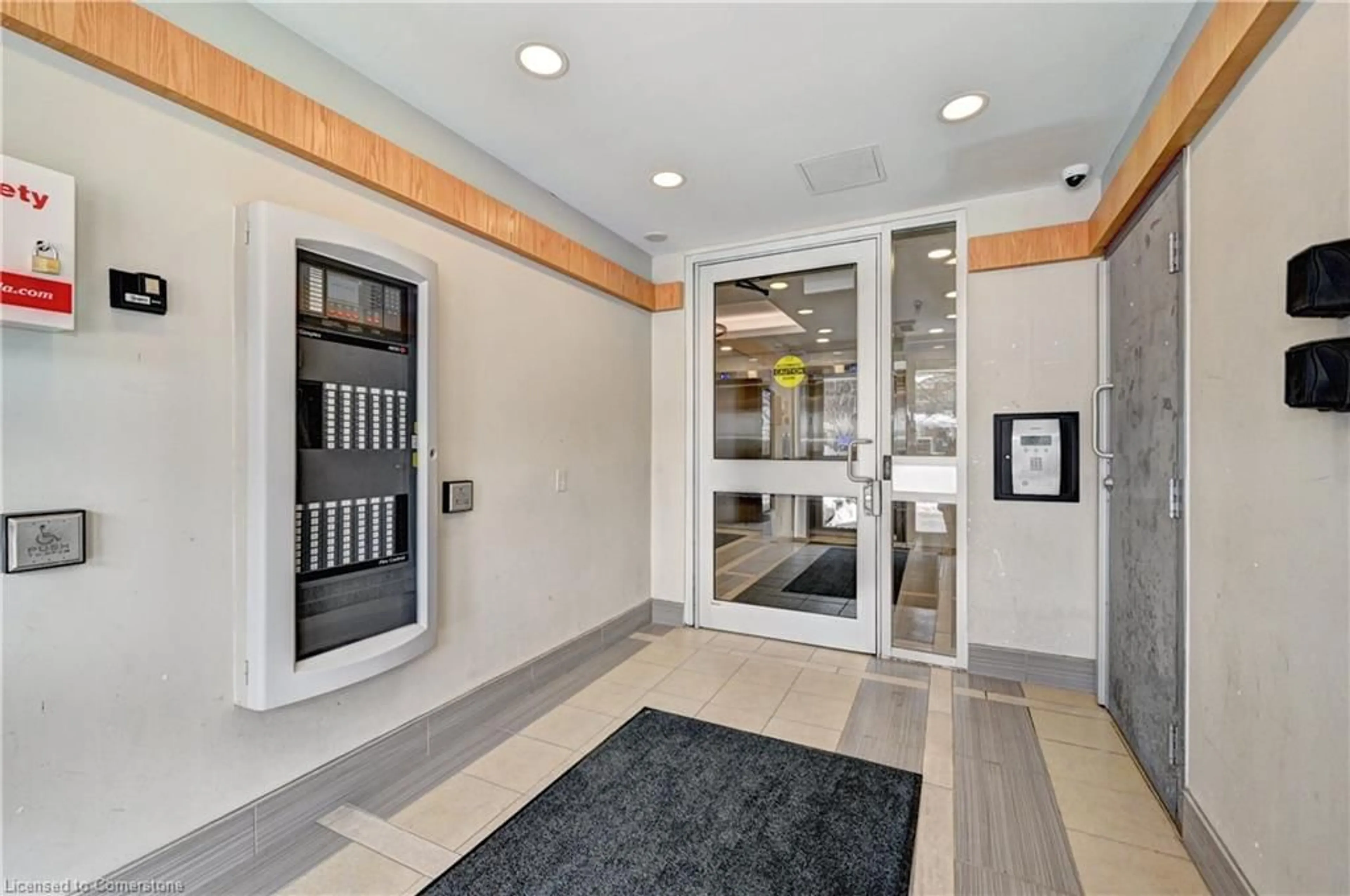 Indoor foyer for 258A Sunview St #162, Waterloo Ontario N2L 0H6