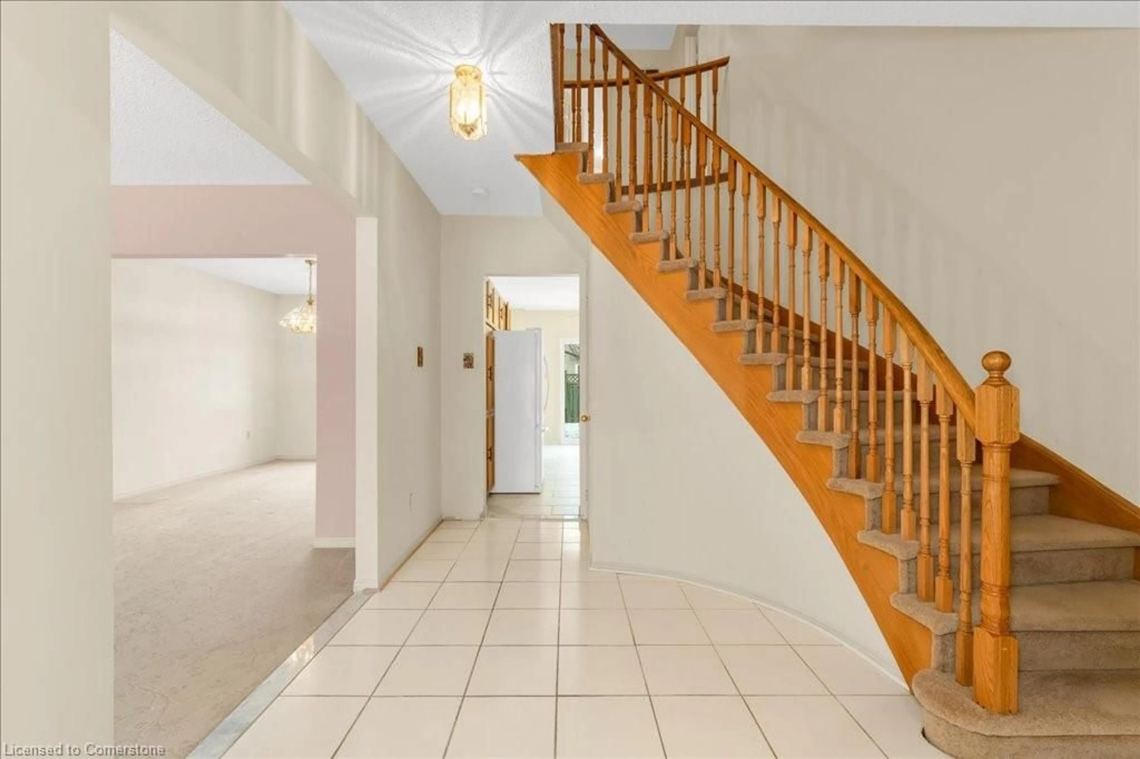 Indoor foyer for 1404 White Oaks Blvd, Oakville Ontario L6H 4R7