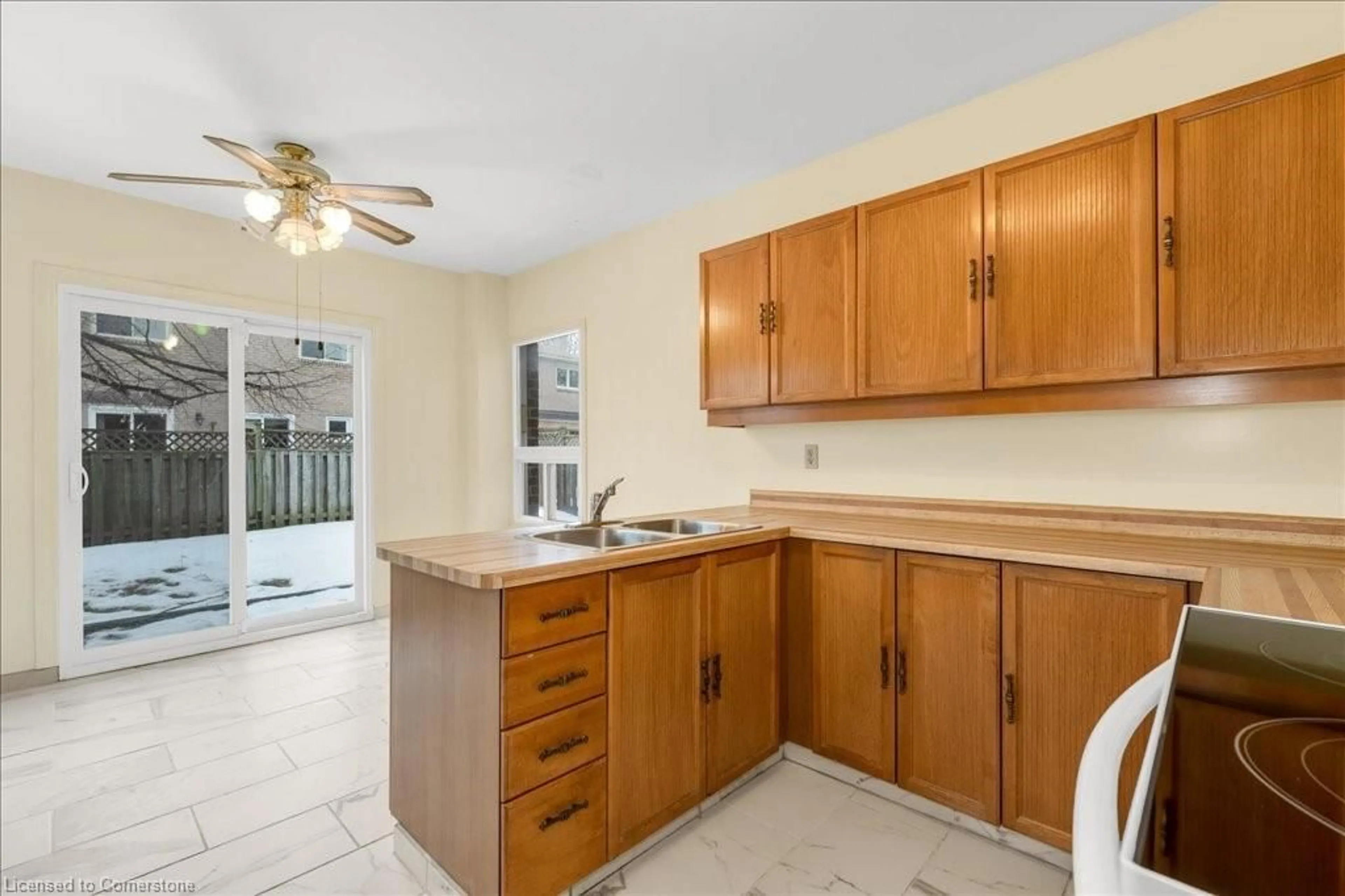Standard kitchen, ceramic/tile floor for 1404 White Oaks Blvd, Oakville Ontario L6H 4R7