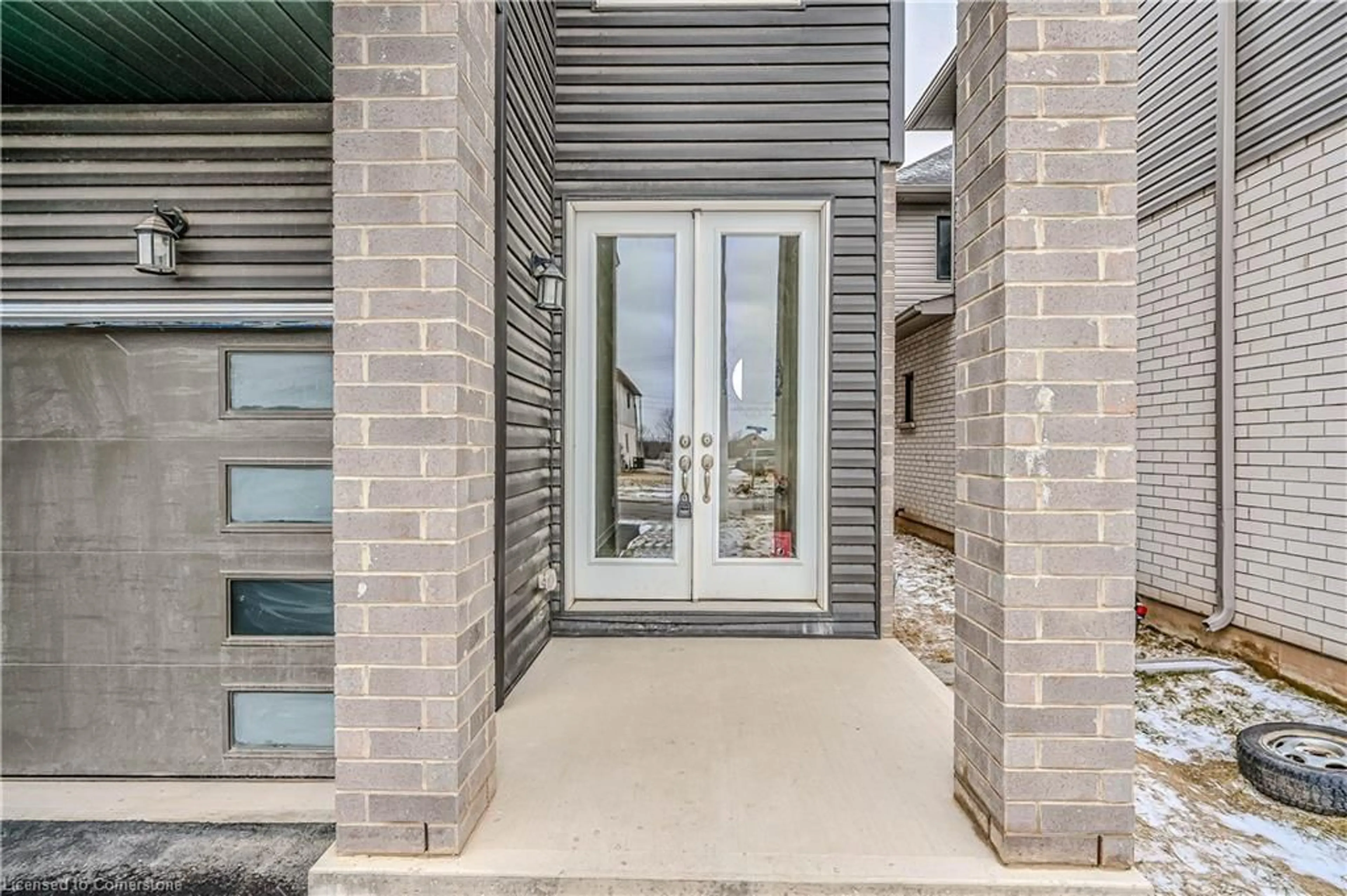 Indoor entryway for 12 Hildred St, Welland Ontario L3B 1H9