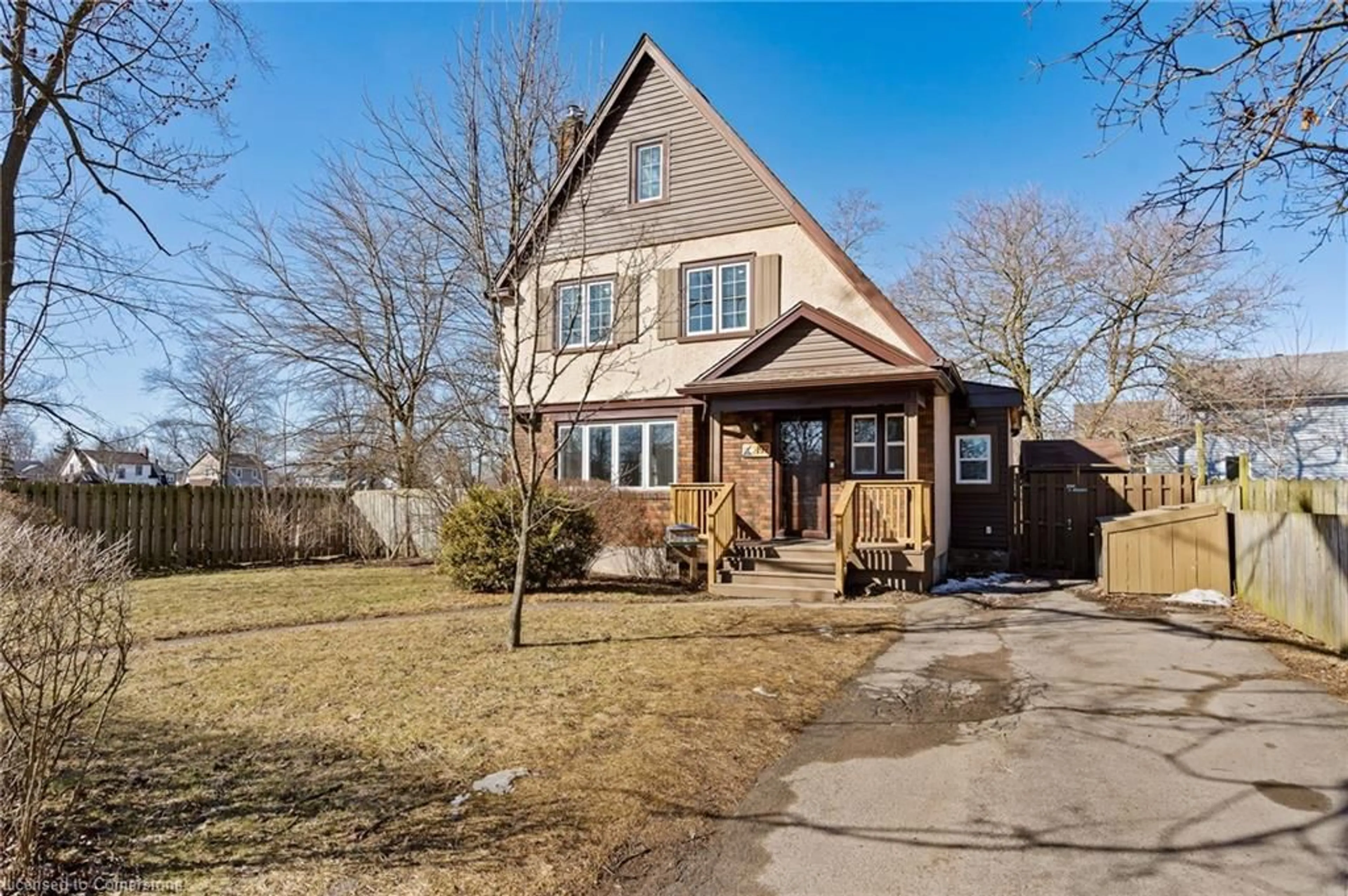 Home with brick exterior material, street for 197 Aqueduct St, Welland Ontario L3C 1C3
