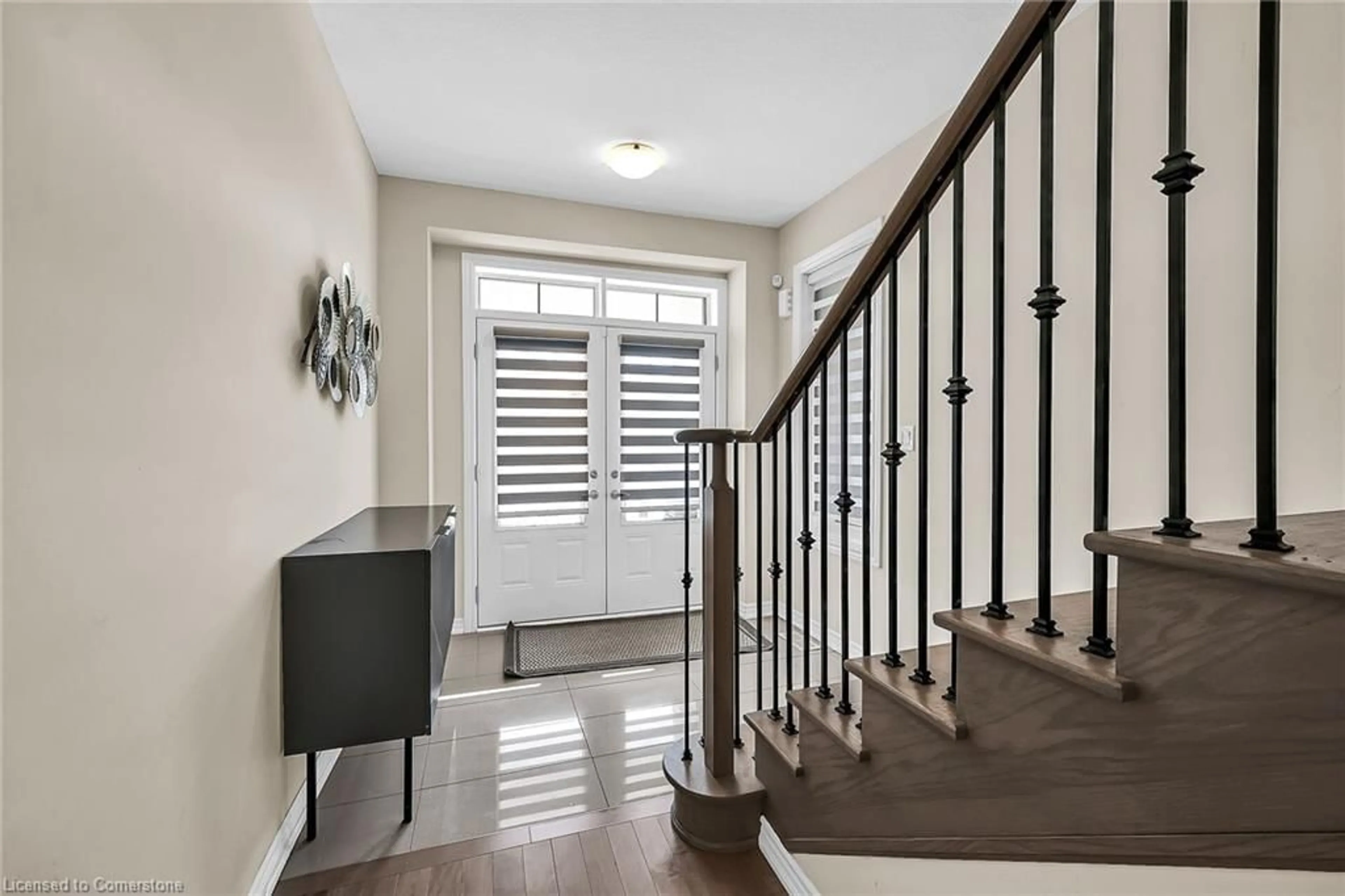 Indoor entryway for 14 Oaktree Dr, Caledonia Ontario N3W 0E6