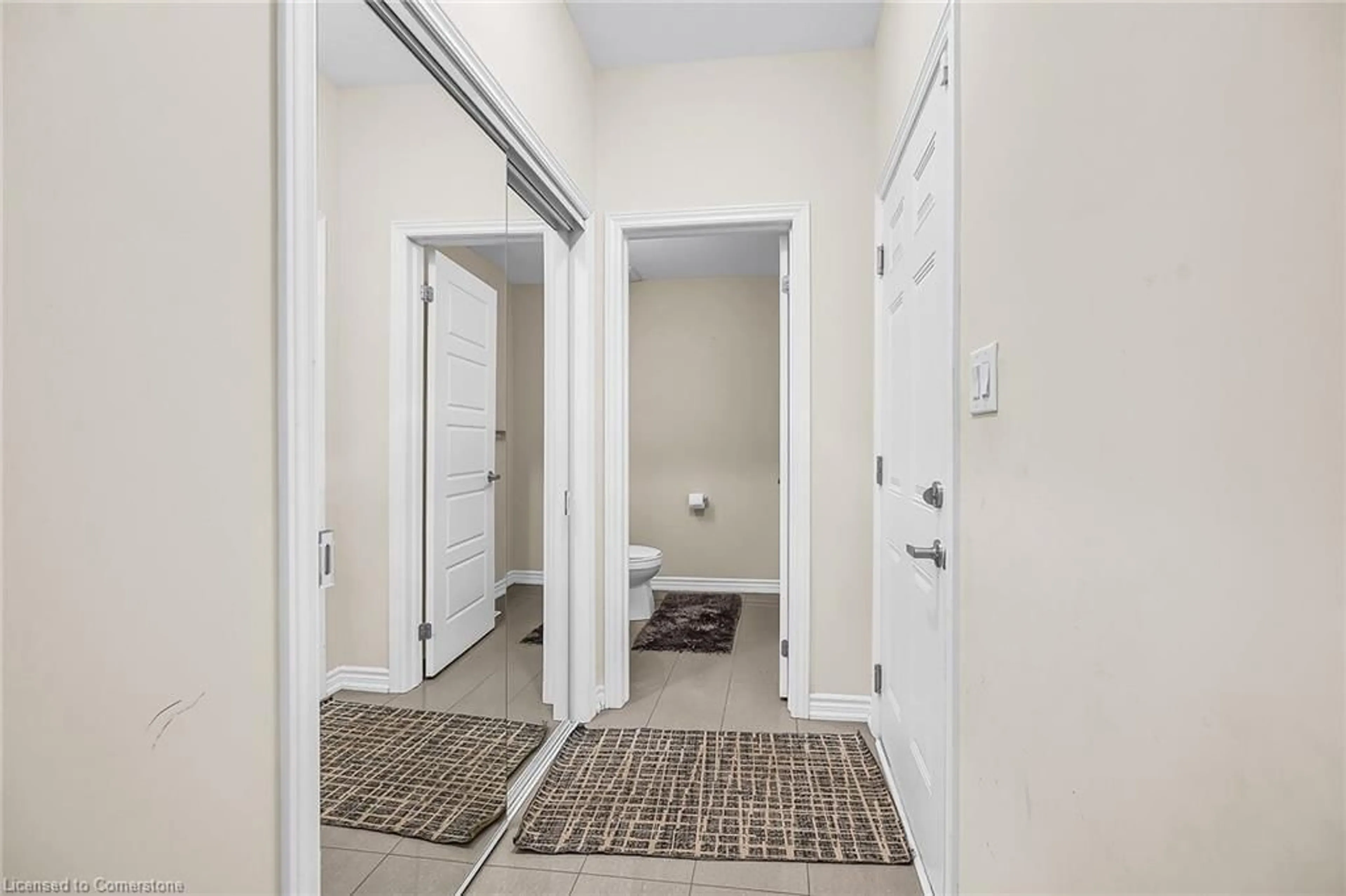 Indoor entryway for 14 Oaktree Dr, Caledonia Ontario N3W 0E6