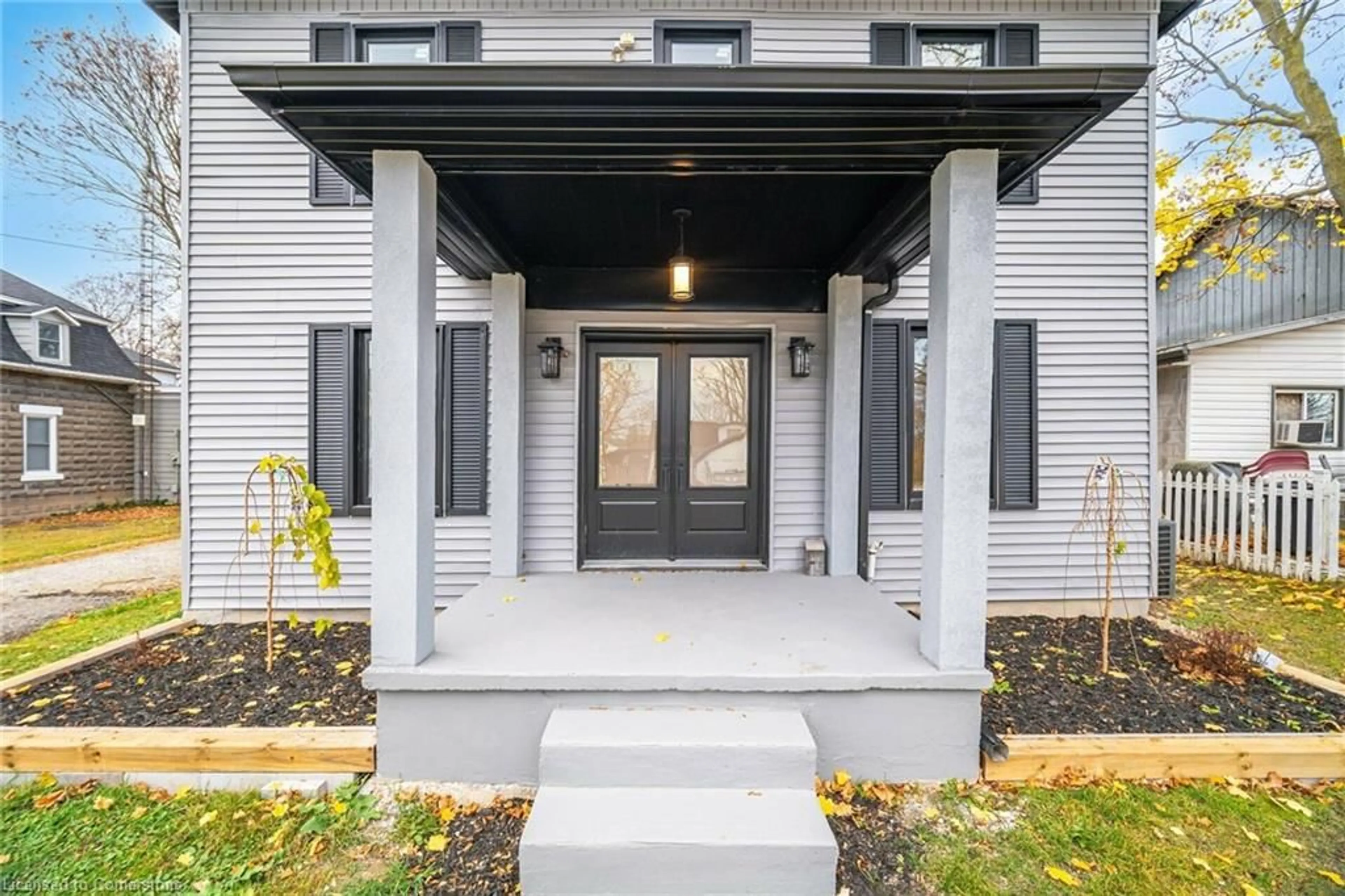 Indoor entryway for 17 Park St, Selkirk Ontario N0A 1P0