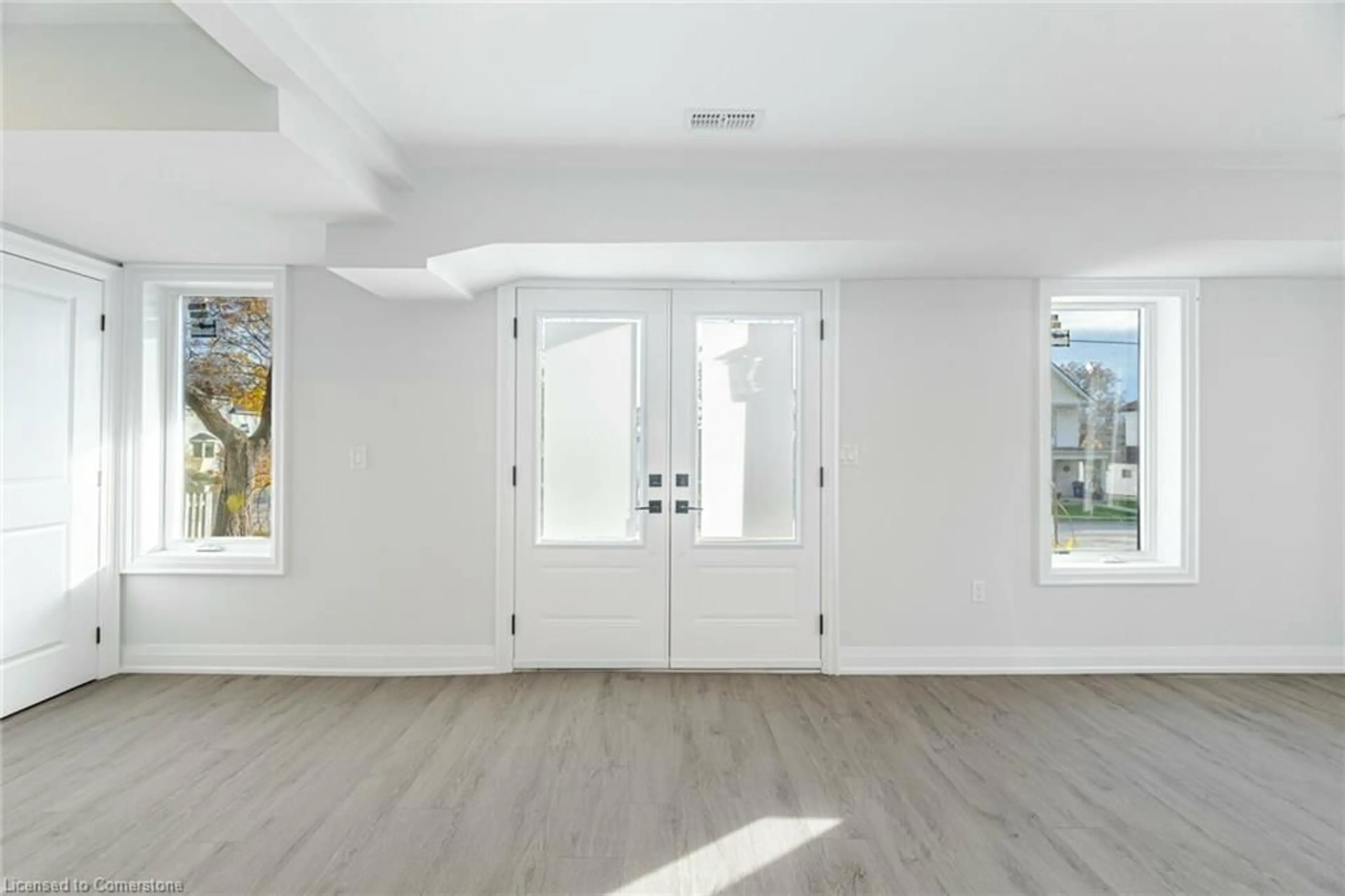 Indoor entryway for 17 Park St, Selkirk Ontario N0A 1P0