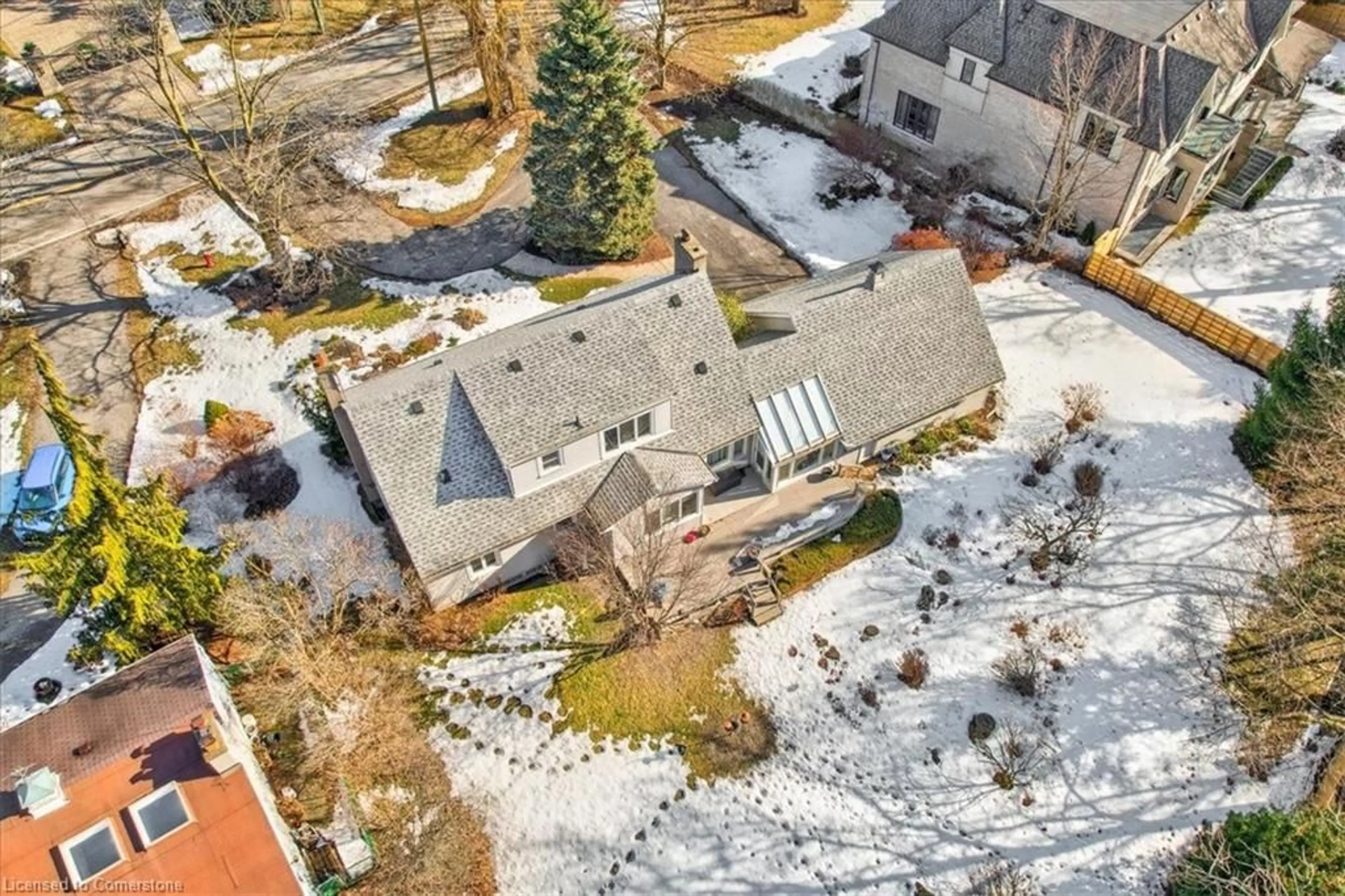 A pic from outside/outdoor area/front of a property/back of a property/a pic from drone, street for 510 Meadow Wood Rd, Mississauga Ontario L5J 2S3