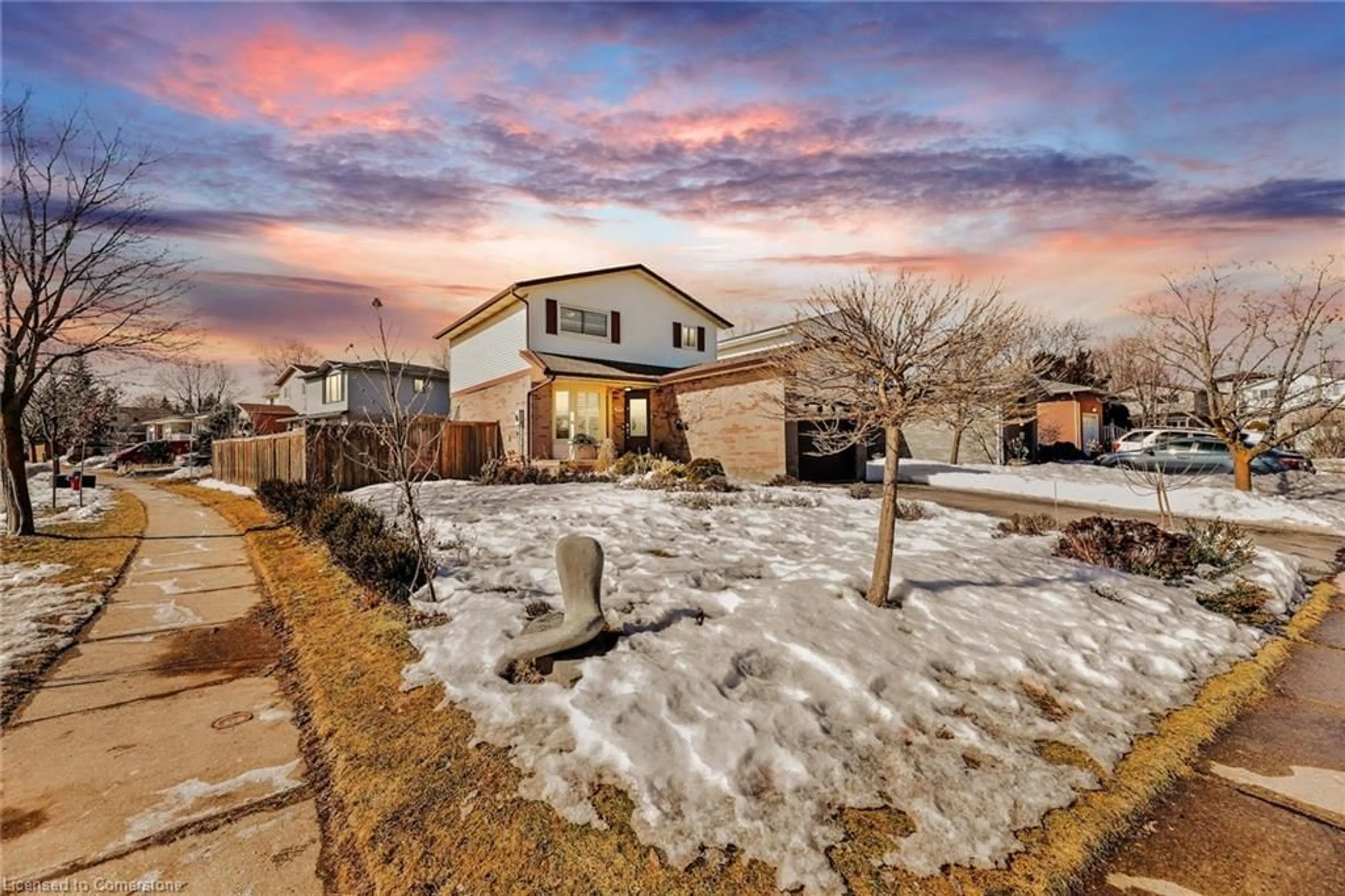 A pic from outside/outdoor area/front of a property/back of a property/a pic from drone, street for 2430 Alder Dr, Burlington Ontario L7P 4X2