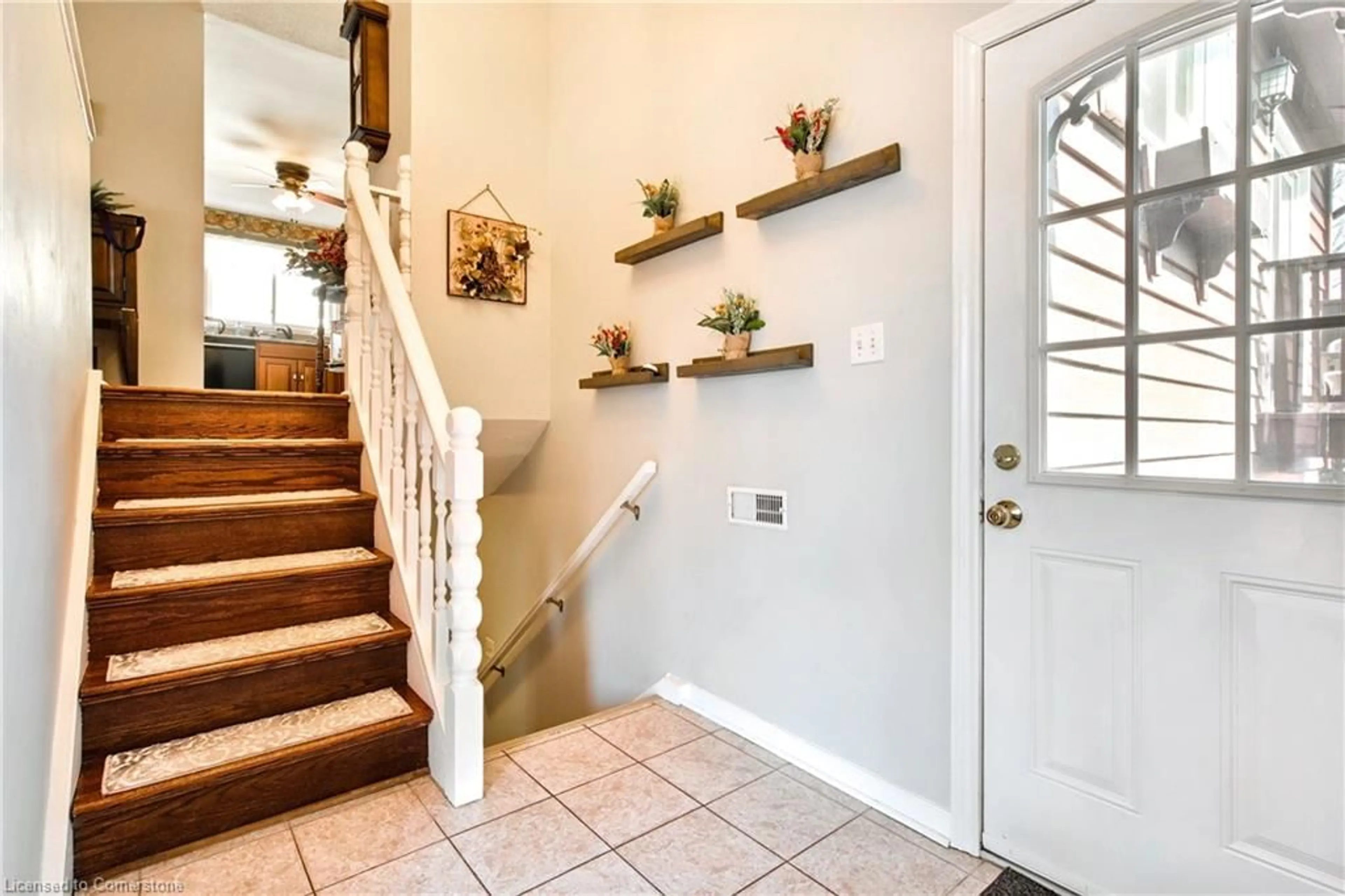 Indoor entryway for 660 Grandview Rd, Fort Erie Ontario L2A 4V5