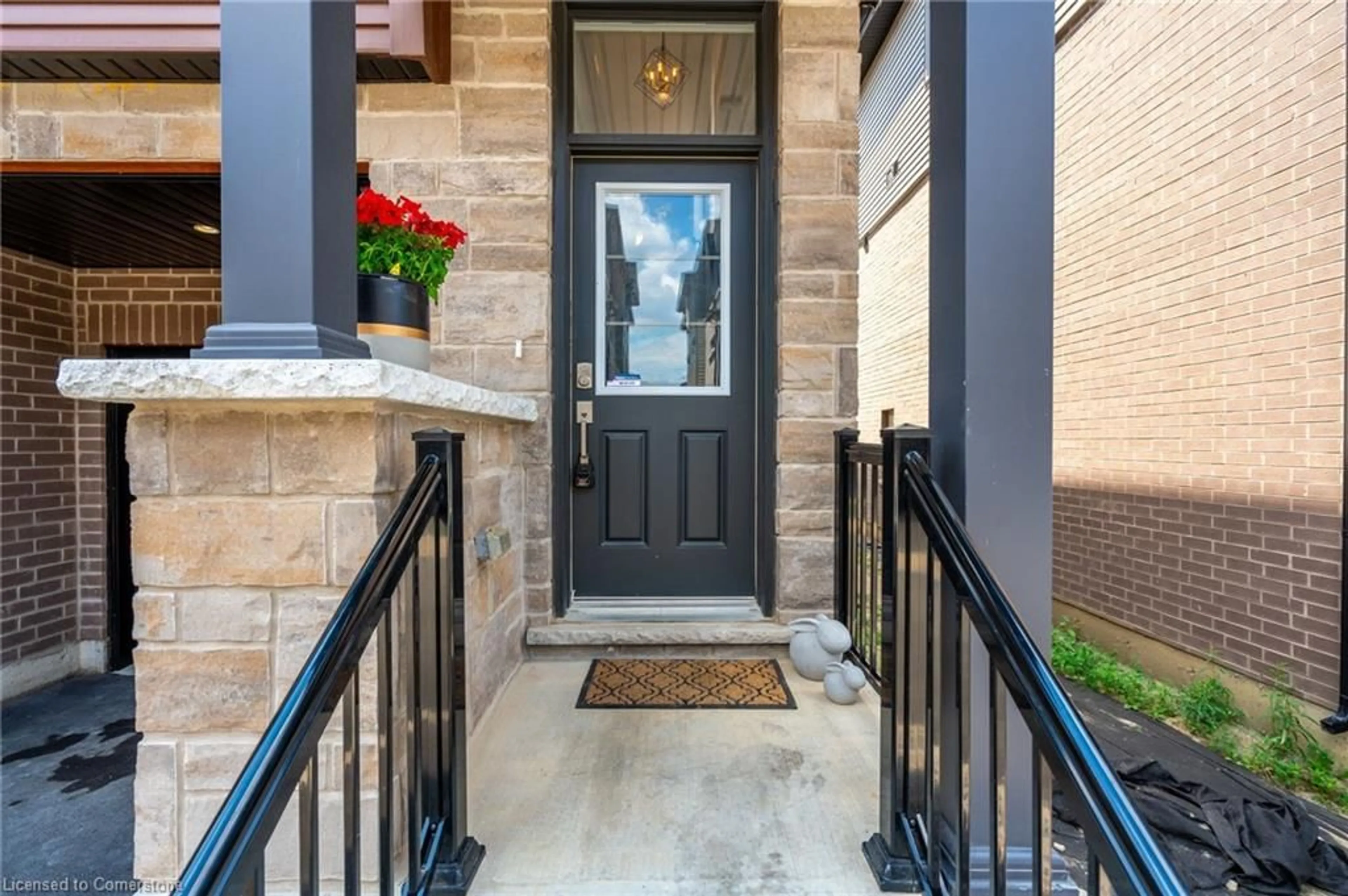 Indoor entryway for 61 Soho St #35, Hamilton Ontario L8J 0M6