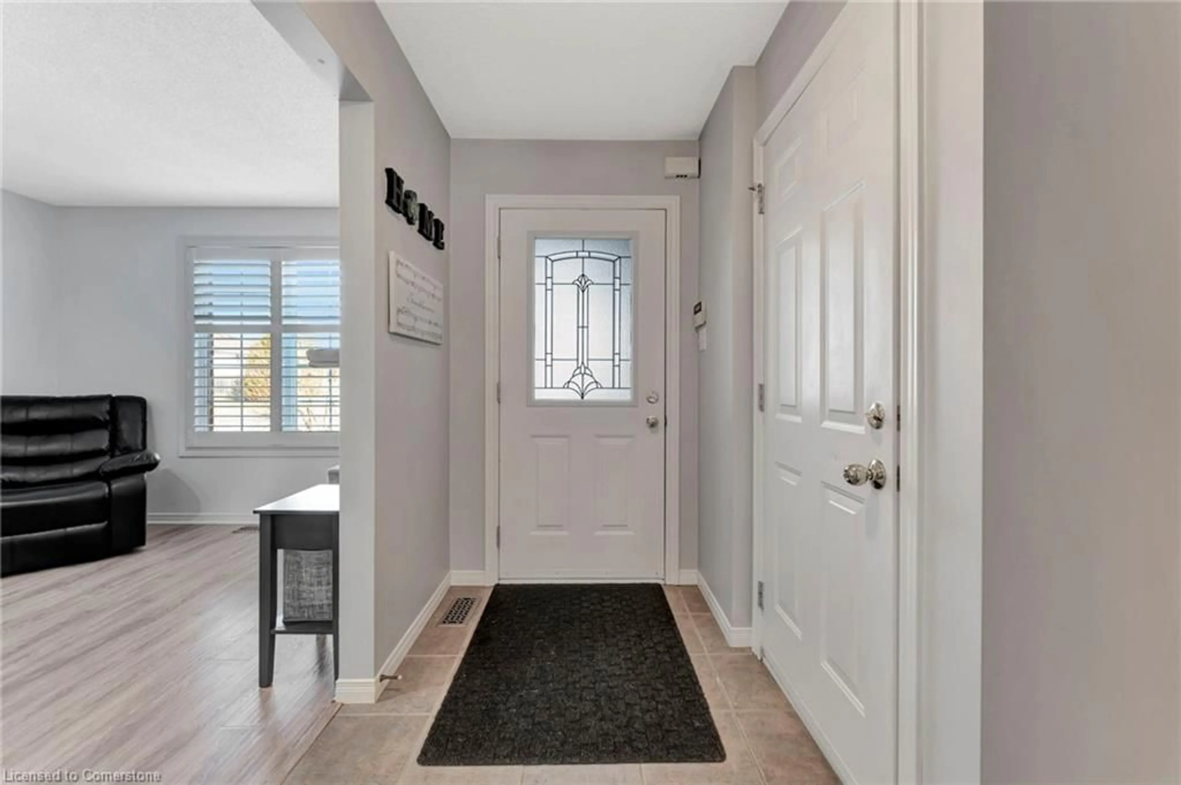 Indoor entryway for 38 Celtic Dr, Caledonia Ontario N3W 2L5