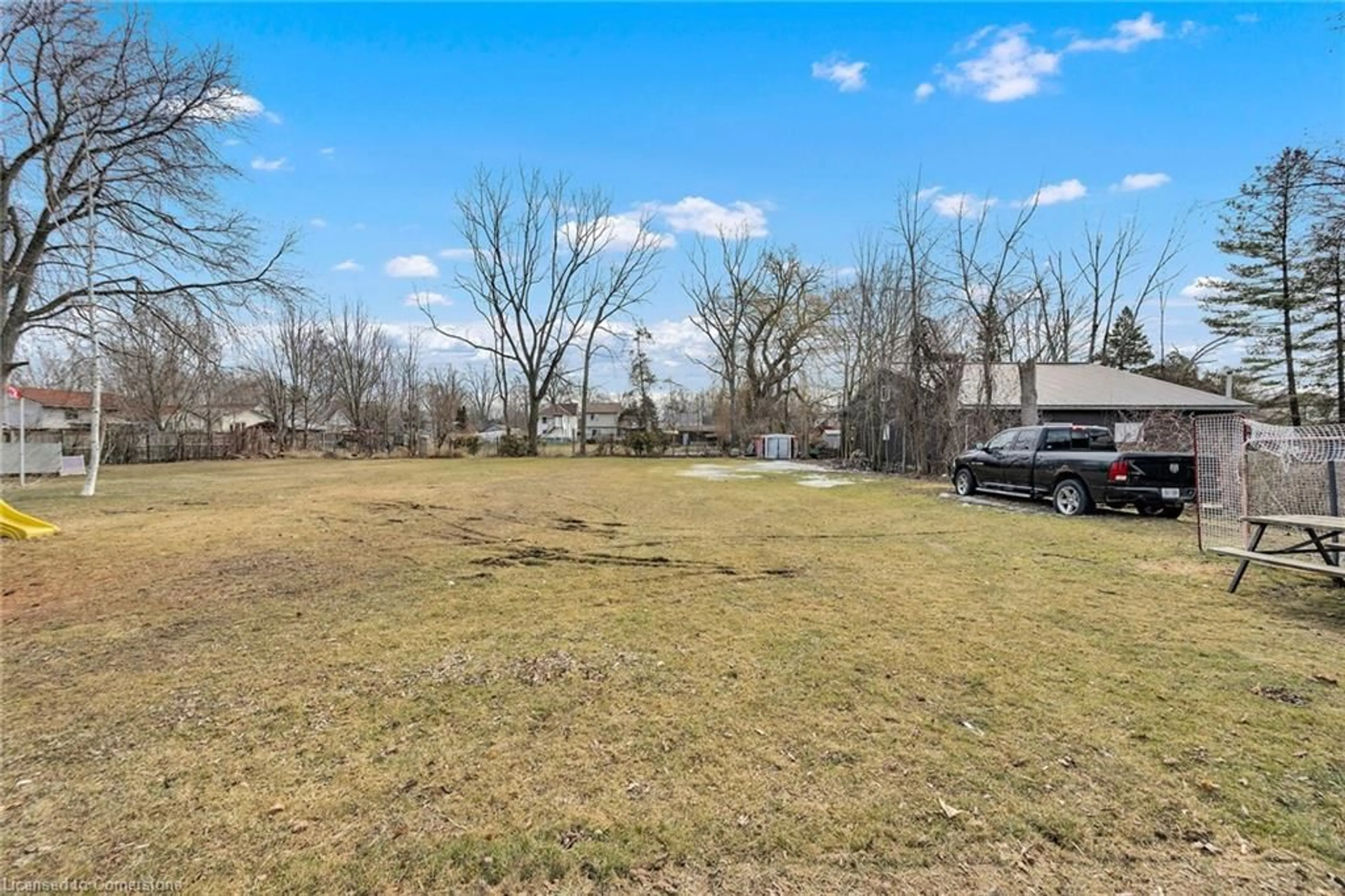 A pic from outside/outdoor area/front of a property/back of a property/a pic from drone, water/lake/river/ocean view for 423 George St, Dunnville Ontario N1A 2T8