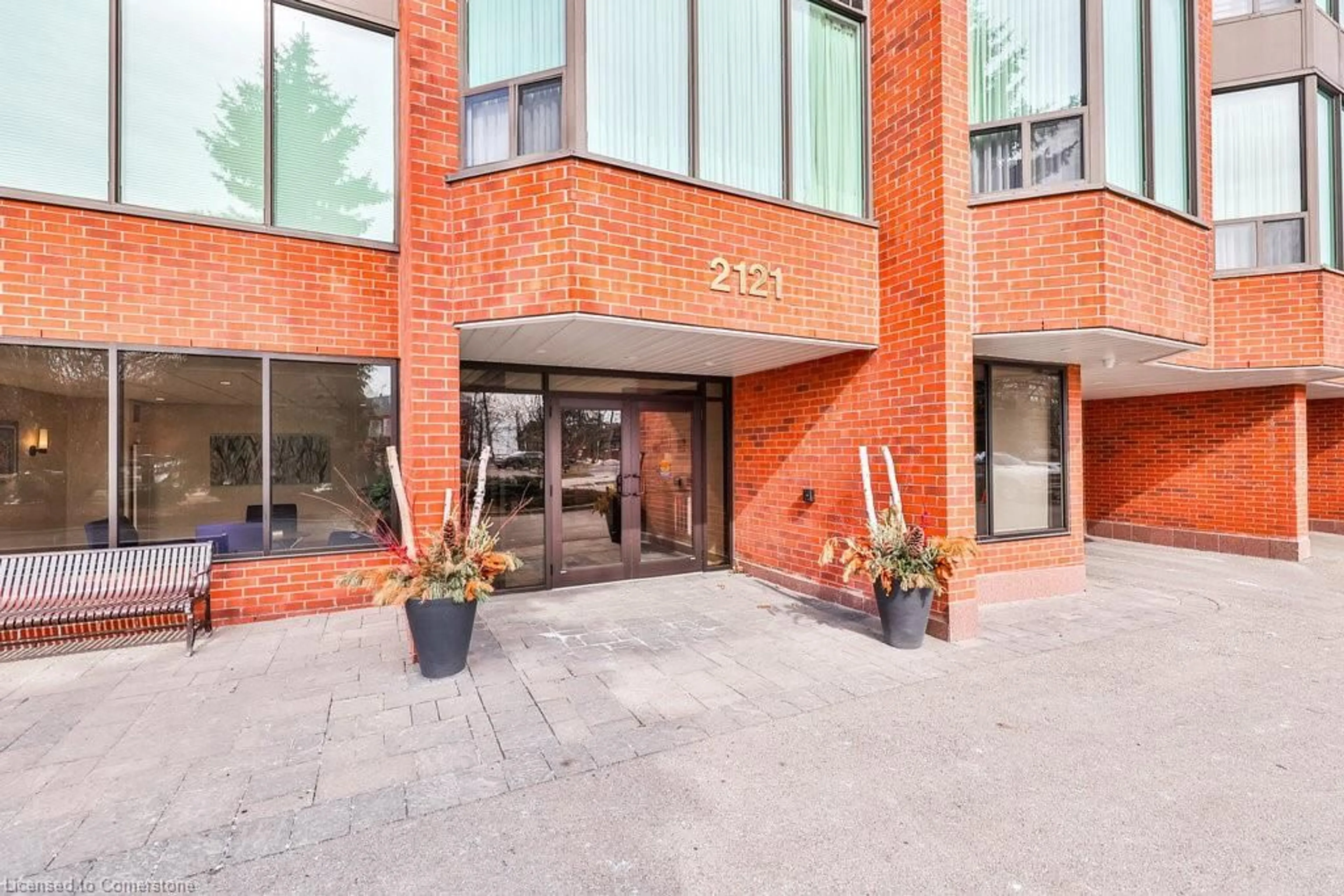 Indoor foyer for 2121 Lakeshore Rd #502, Burlington Ontario L7R 1C9