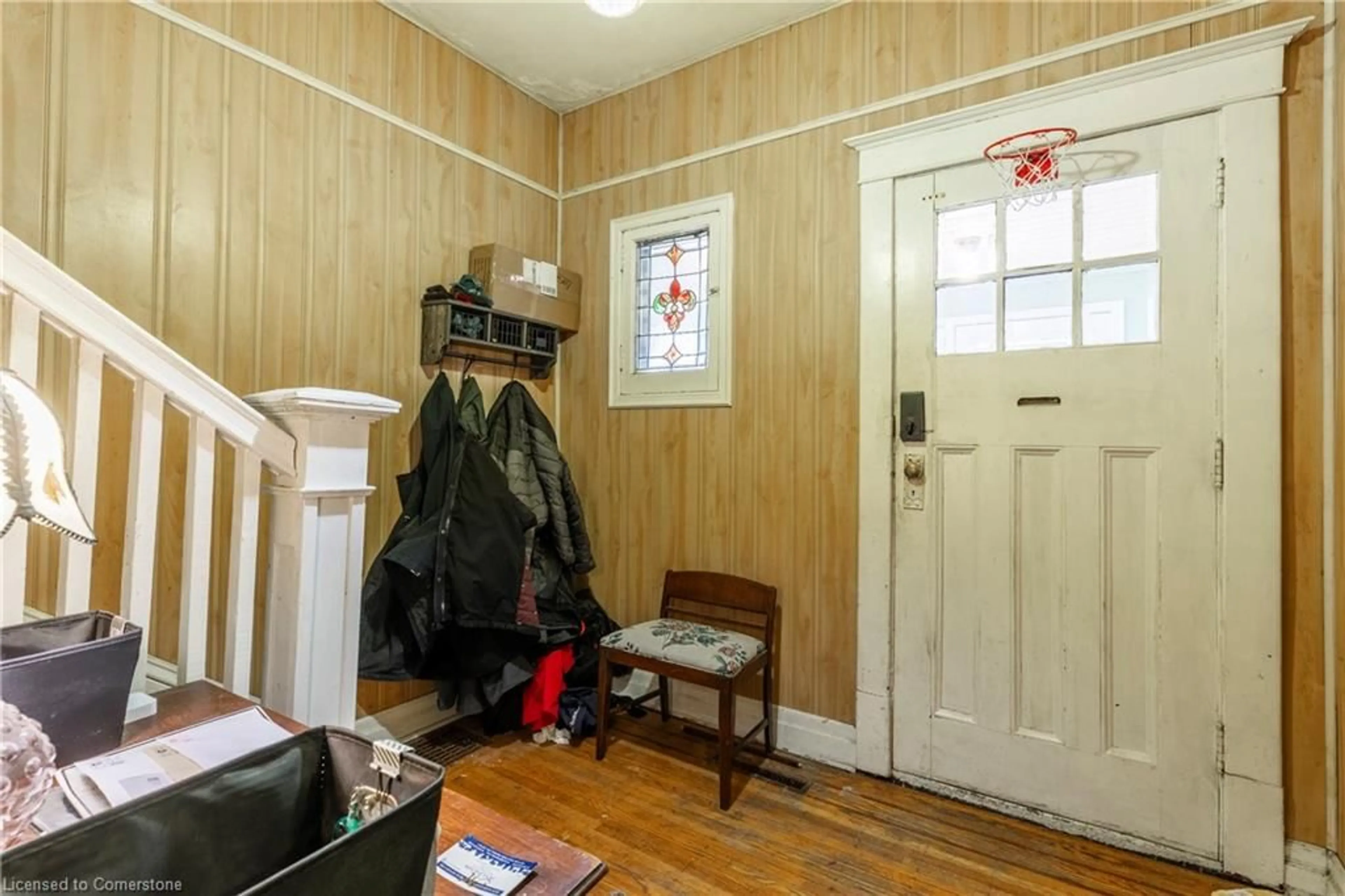 Indoor entryway for 402 Dundurn St, Hamilton Ontario L8P 4L7