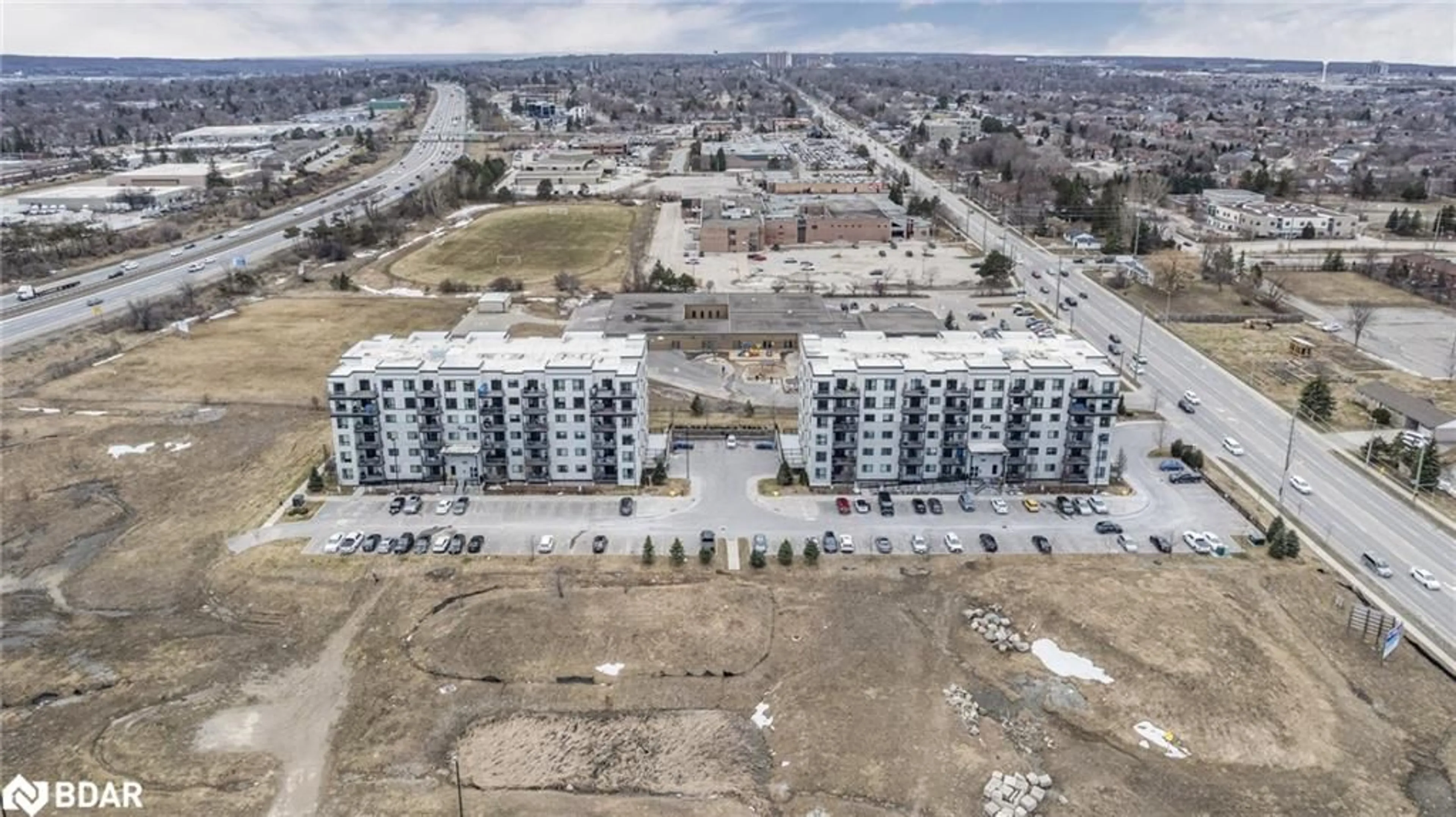 A pic from outside/outdoor area/front of a property/back of a property/a pic from drone, building for 299 Cundles Rd #305, Barrie Ontario L4M 4S5