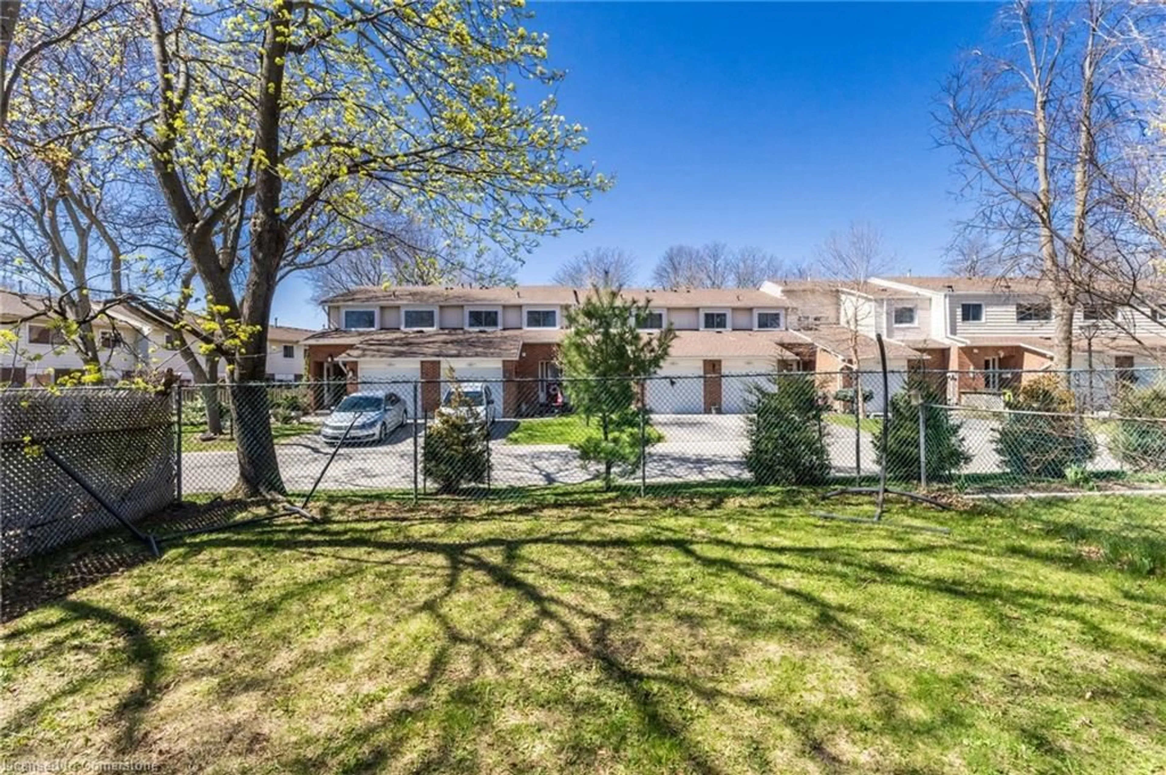 A pic from outside/outdoor area/front of a property/back of a property/a pic from drone, street for 1462 Paddington Crt, Burlington Ontario L7M 1W7