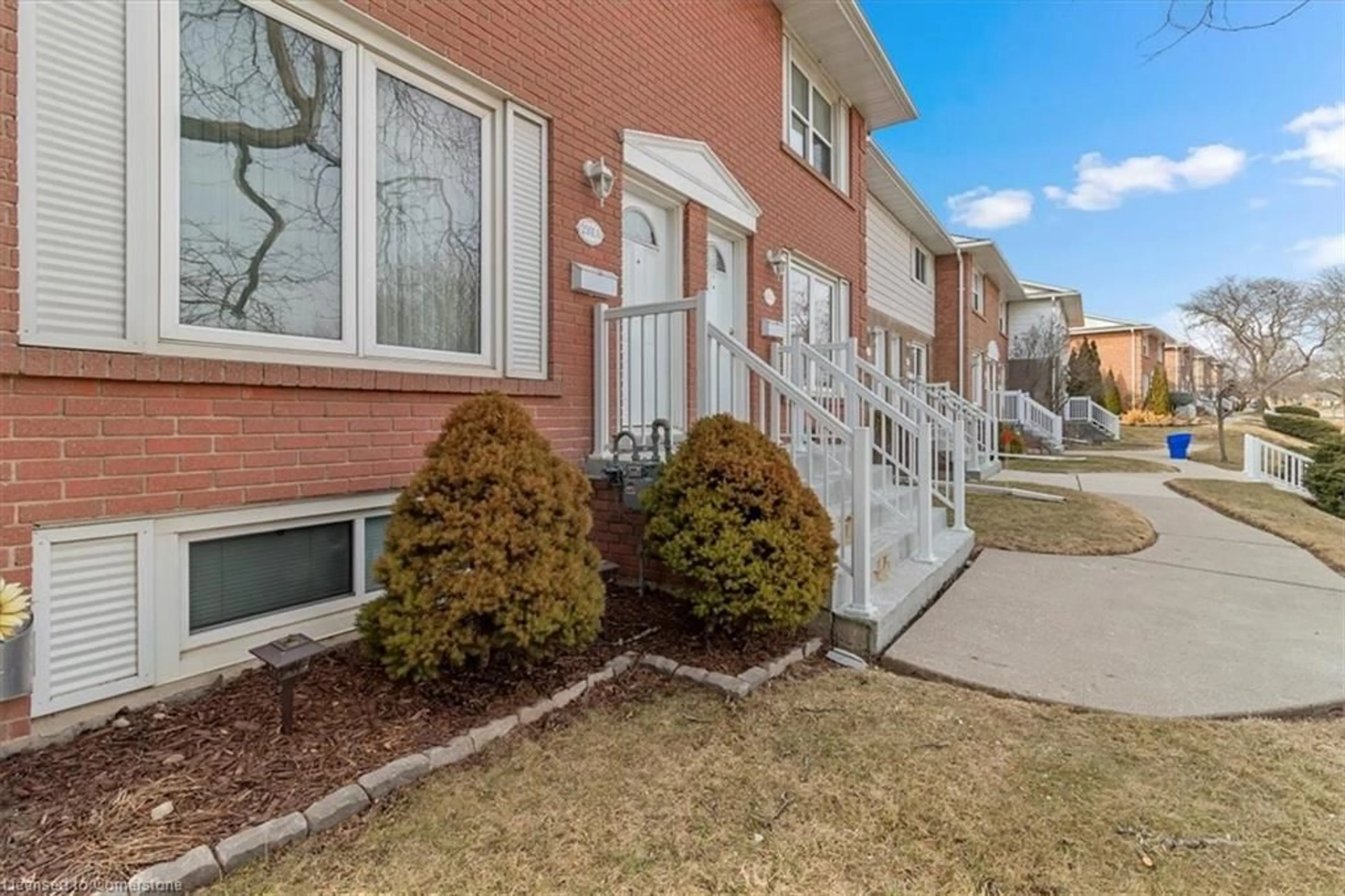 Patio, street for 2101A Meadowbrook Rd, Burlington Ontario L7P 2A5