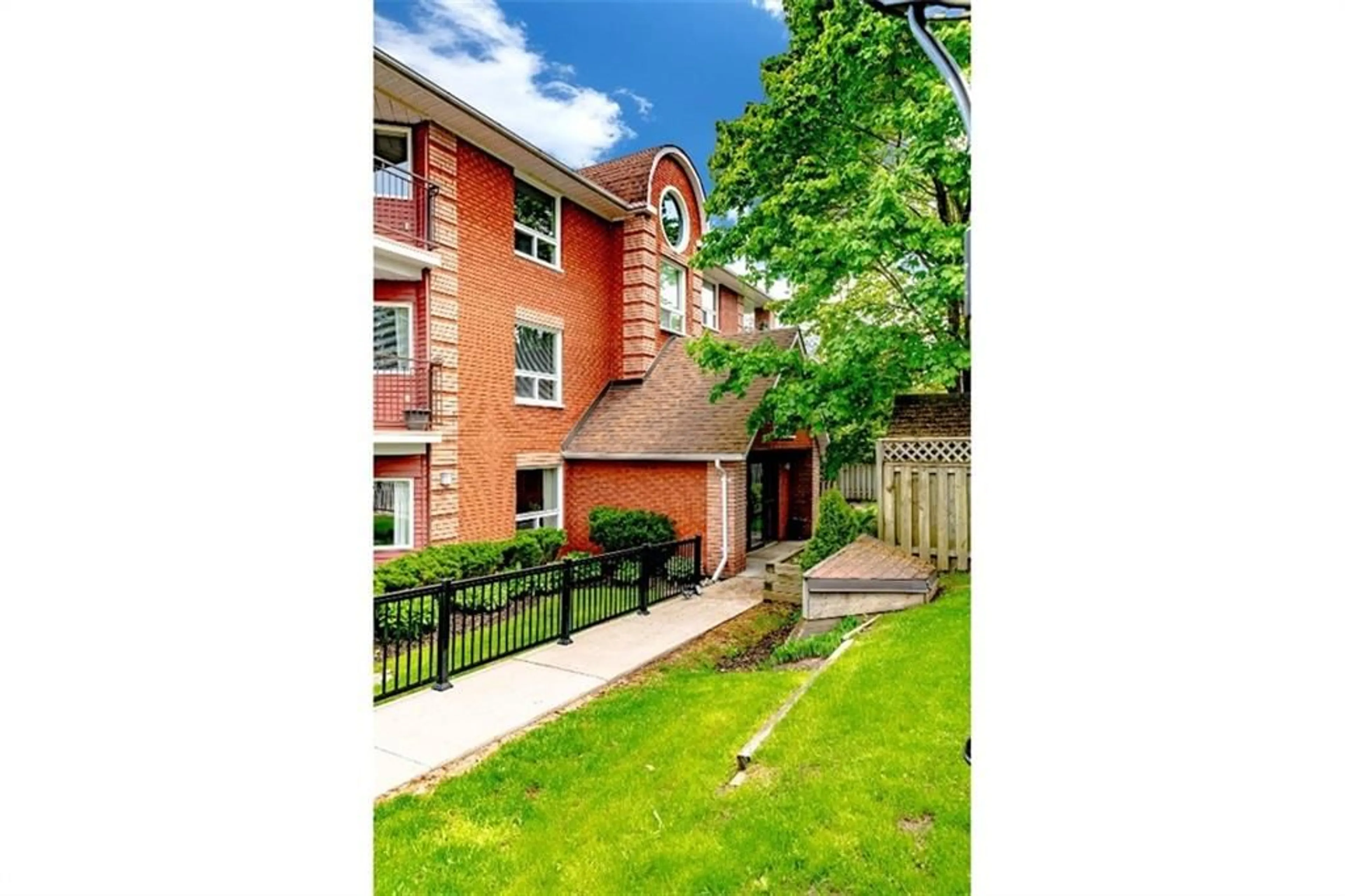Patio, unknown for 131 Clapperton St #204, Barrie Ontario L4M 3G3