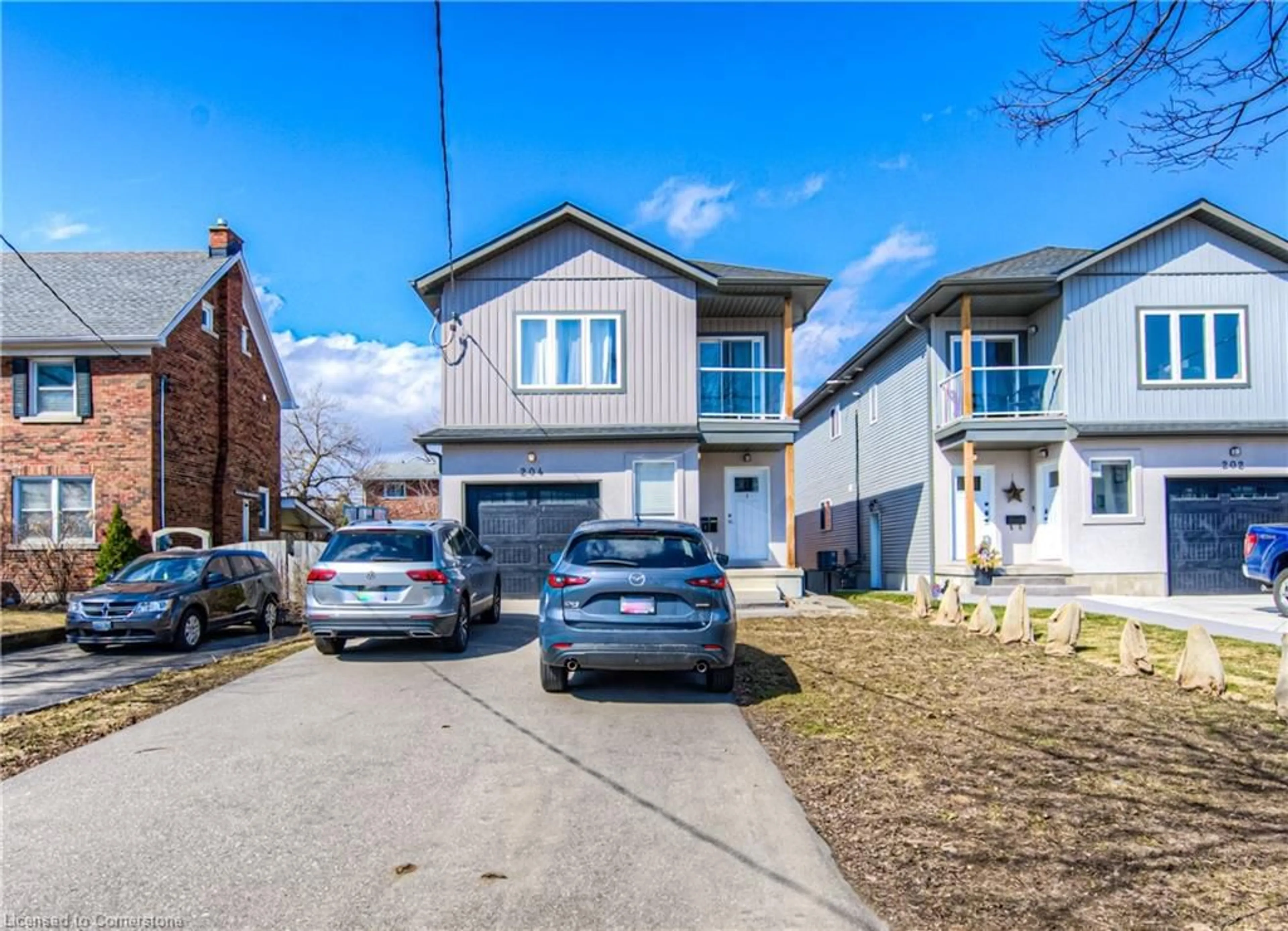 A pic from outside/outdoor area/front of a property/back of a property/a pic from drone, street for 204 Fifth Ave, Kitchener Ontario N2C 1P7