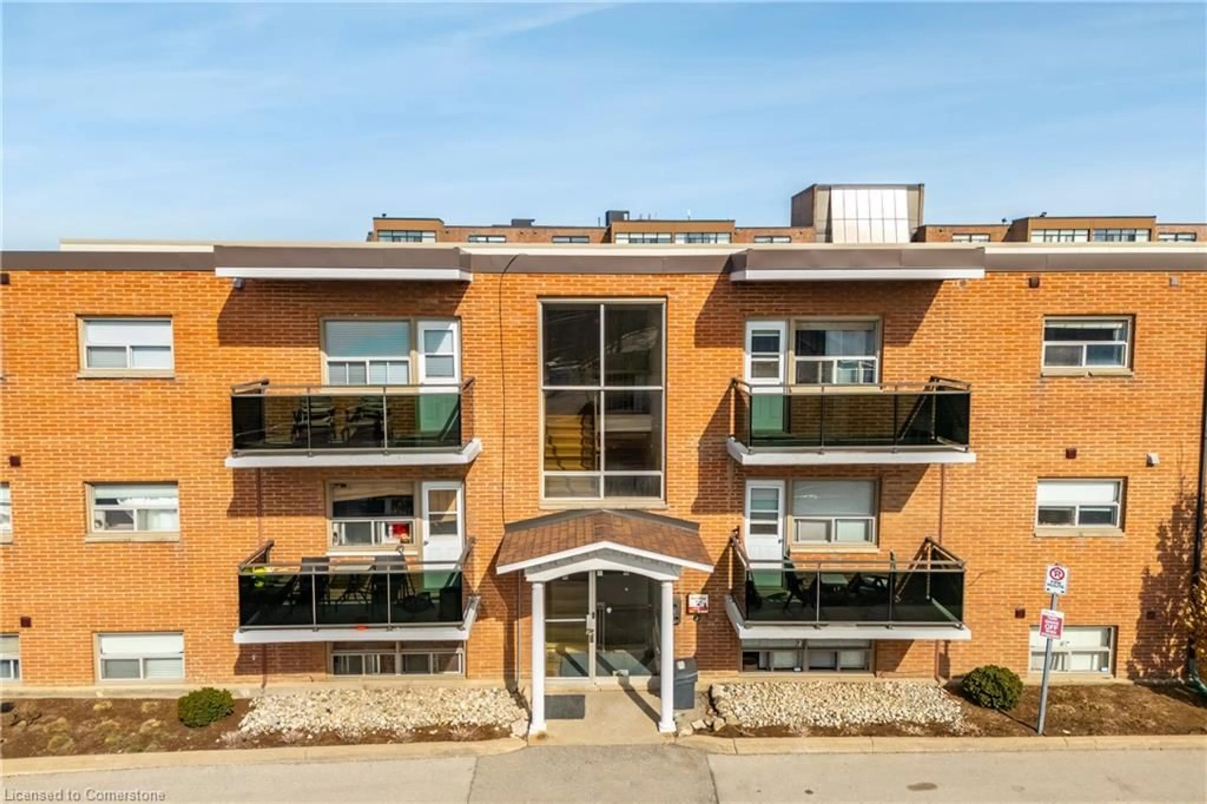 A pic from outside/outdoor area/front of a property/back of a property/a pic from drone, building for 264 Oakdale Ave #102, St. Catharines Ontario L2P 2K4