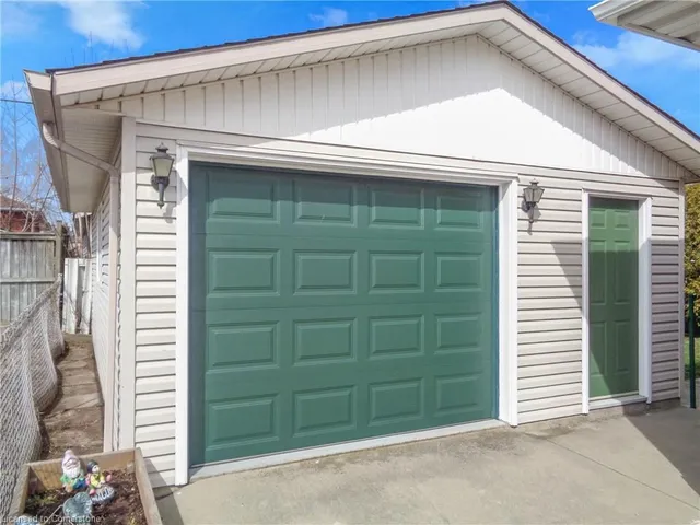 Additional property image - 247 Fernwood Cres