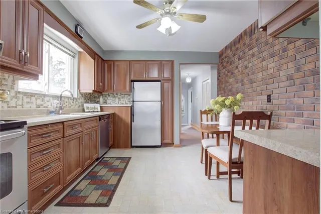 Additional property image - 247 Fernwood Cres