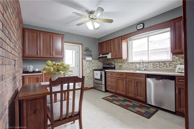 Additional property image - 247 Fernwood Cres