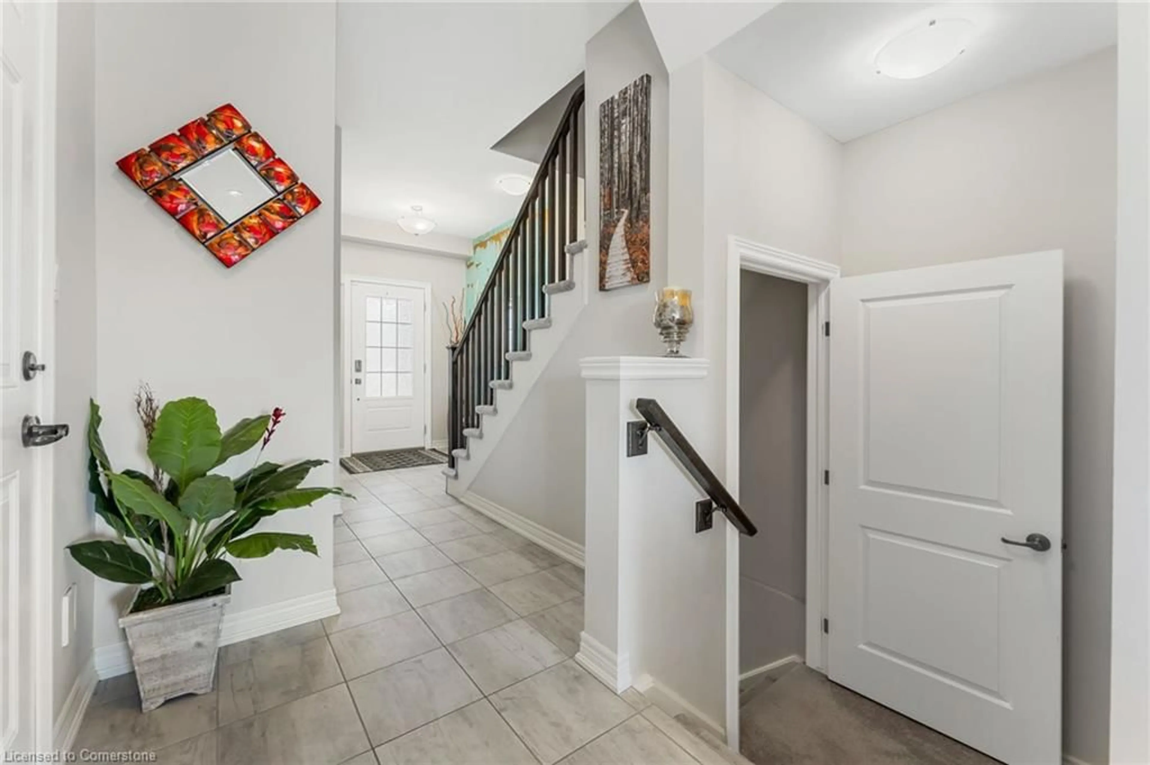 Indoor entryway for 72 Severino Cir, Smithville Ontario L0R 2A0