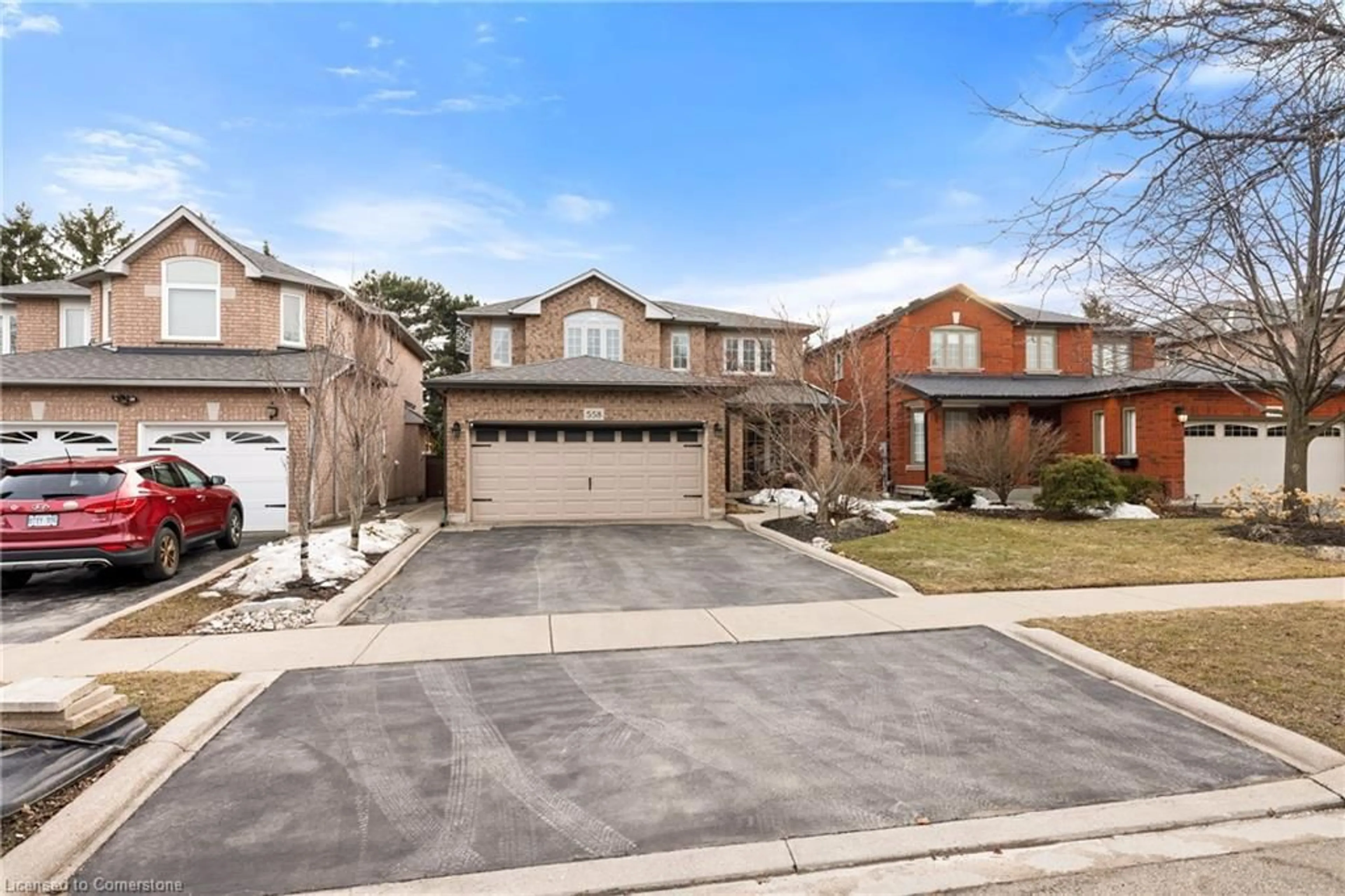 A pic from outside/outdoor area/front of a property/back of a property/a pic from drone, street for 558 Phoebe Cres, Burlington Ontario L7L 6H6