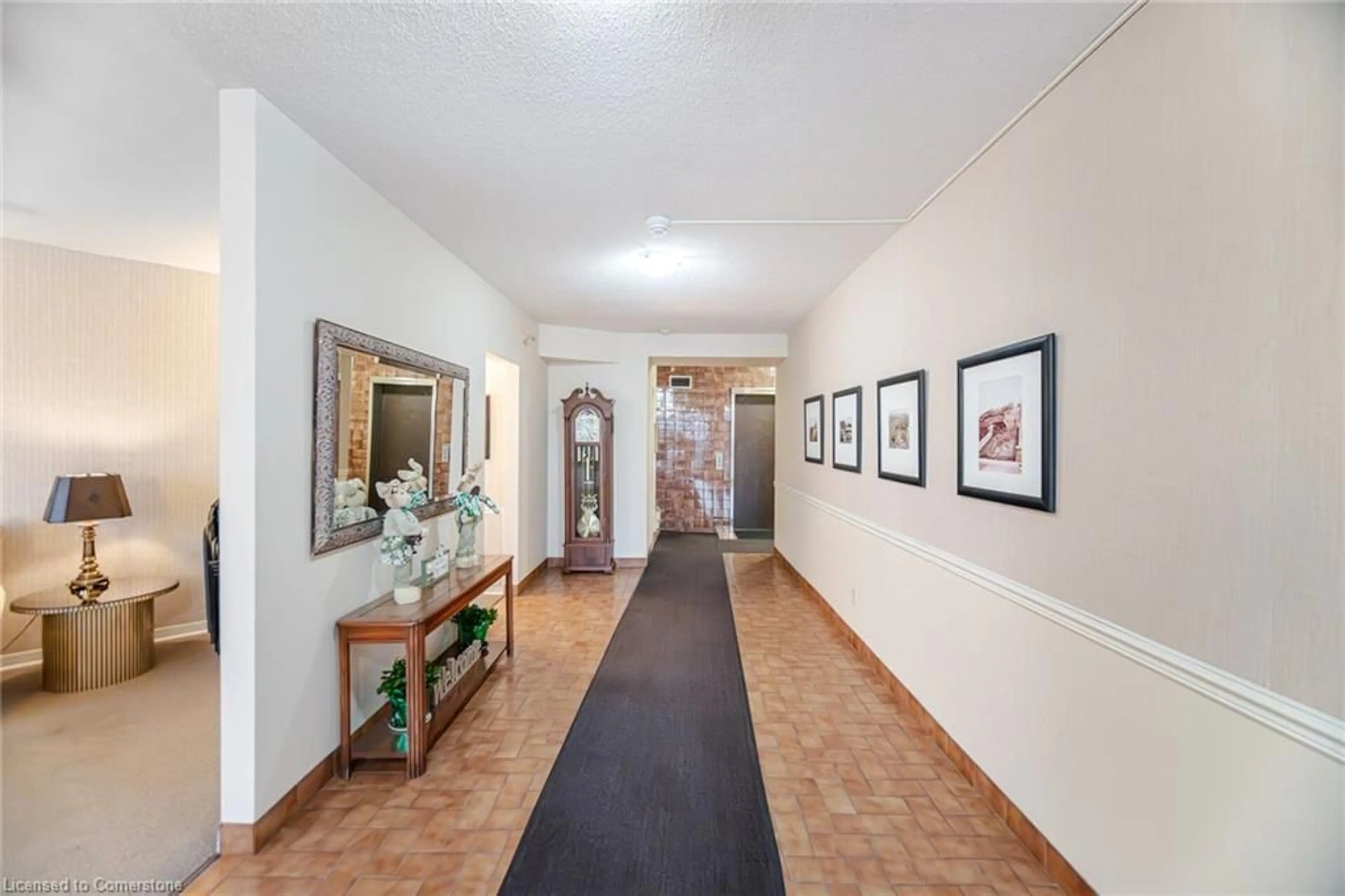 Indoor foyer for 166 Mountain Park Ave #201, Hamilton Ontario L8V 1A1