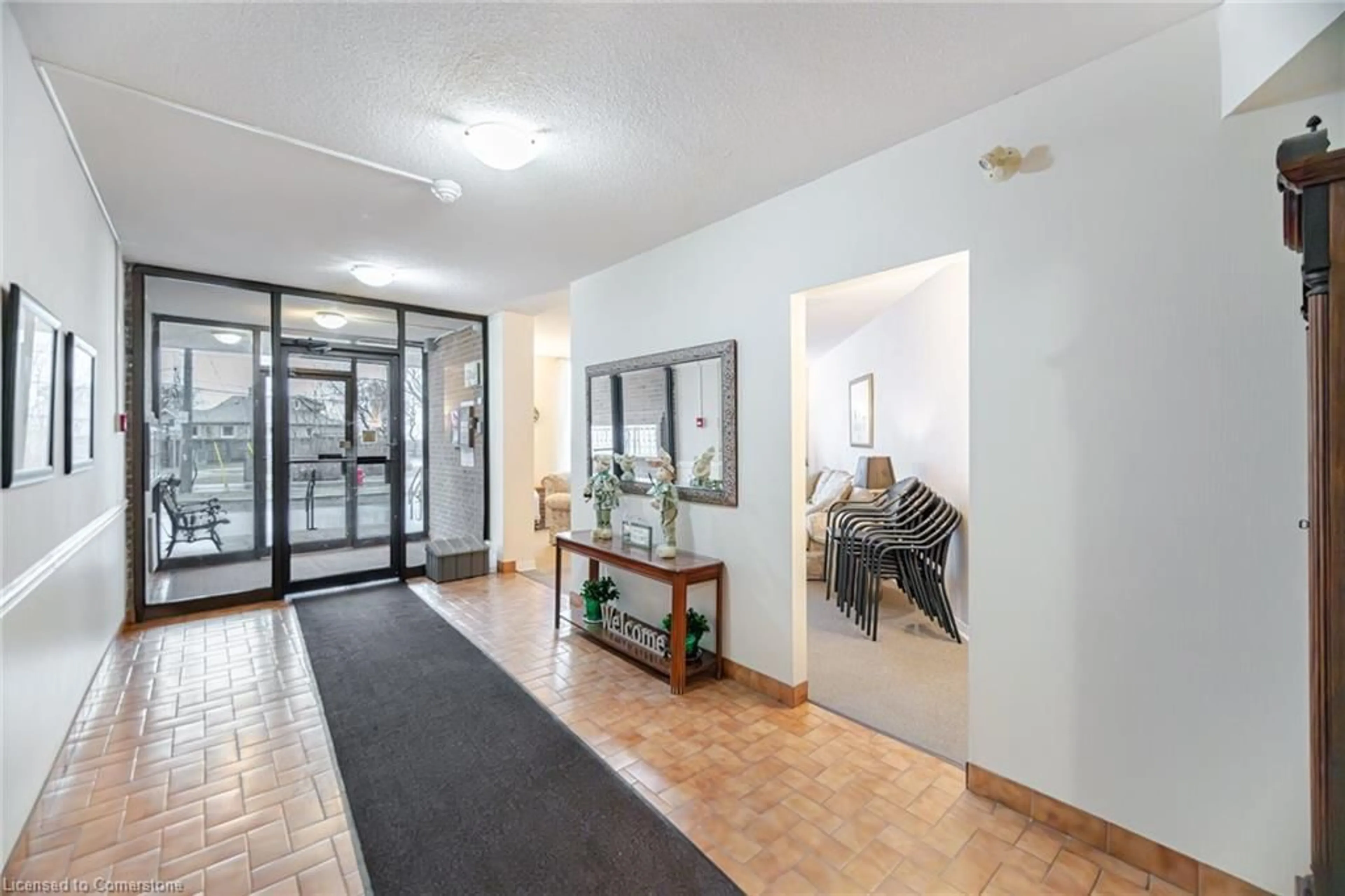 Indoor foyer for 166 Mountain Park Ave #201, Hamilton Ontario L8V 1A1