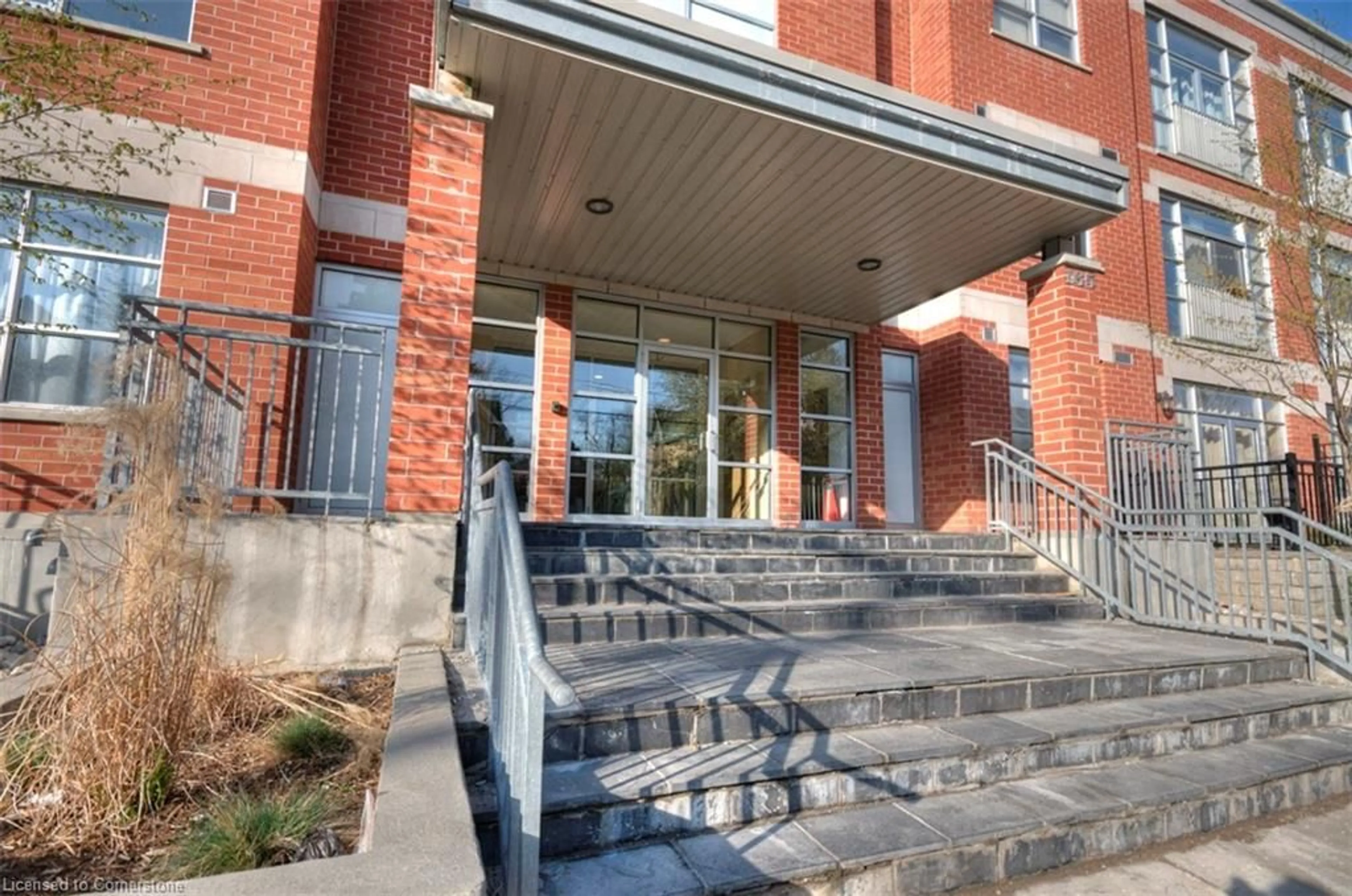 Indoor foyer for 165 Duke St #106, Kitchener Ontario N2H 6T8