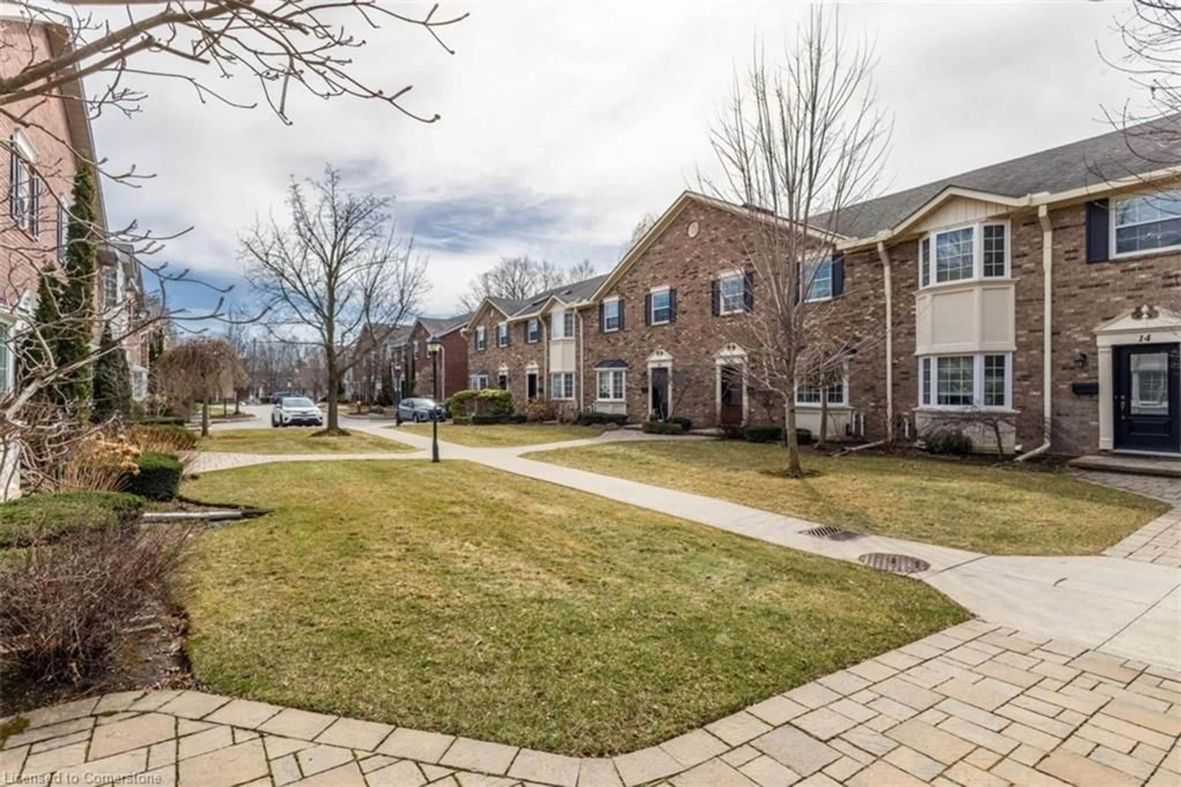 A pic from outside/outdoor area/front of a property/back of a property/a pic from drone, street for 2407 Woodward Ave #2, Burlington Ontario L7R 4J2