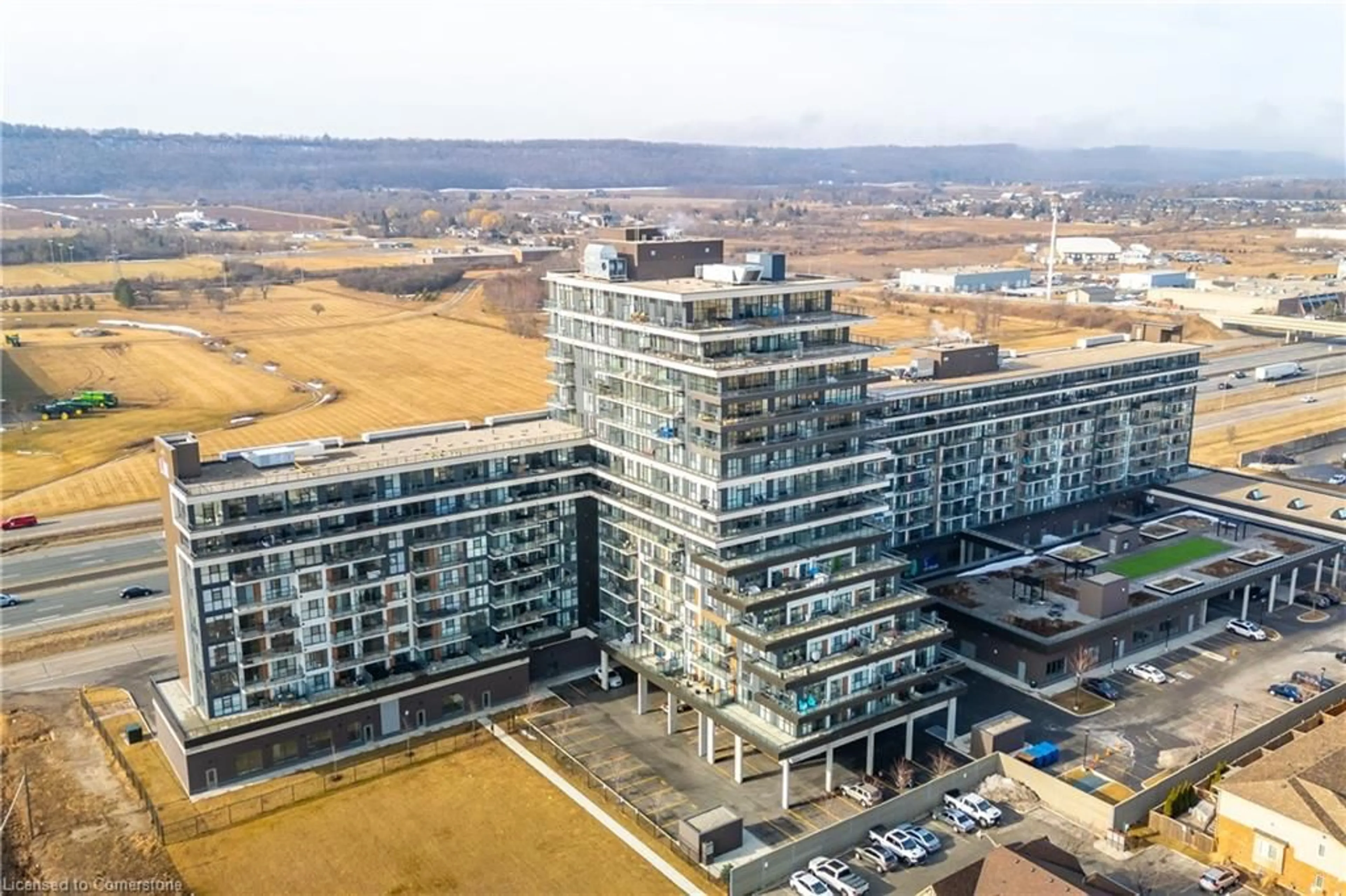 A pic from outside/outdoor area/front of a property/back of a property/a pic from drone, building for 550 North Service Rd #905, Grimsby Ontario L3M 0H9