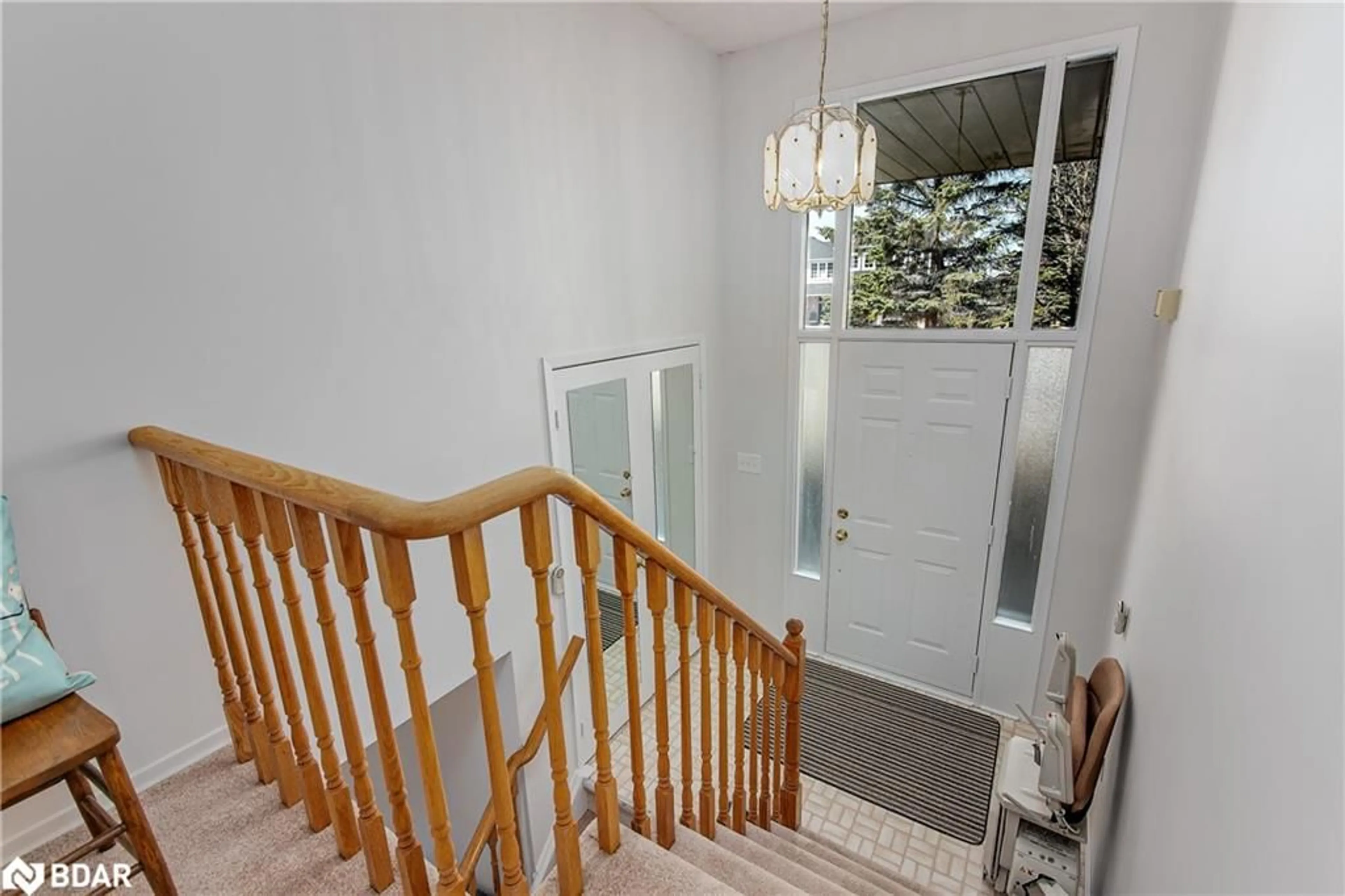 Indoor foyer for 2285 Meadowland St St, Innisfil Ontario L0L 1K0