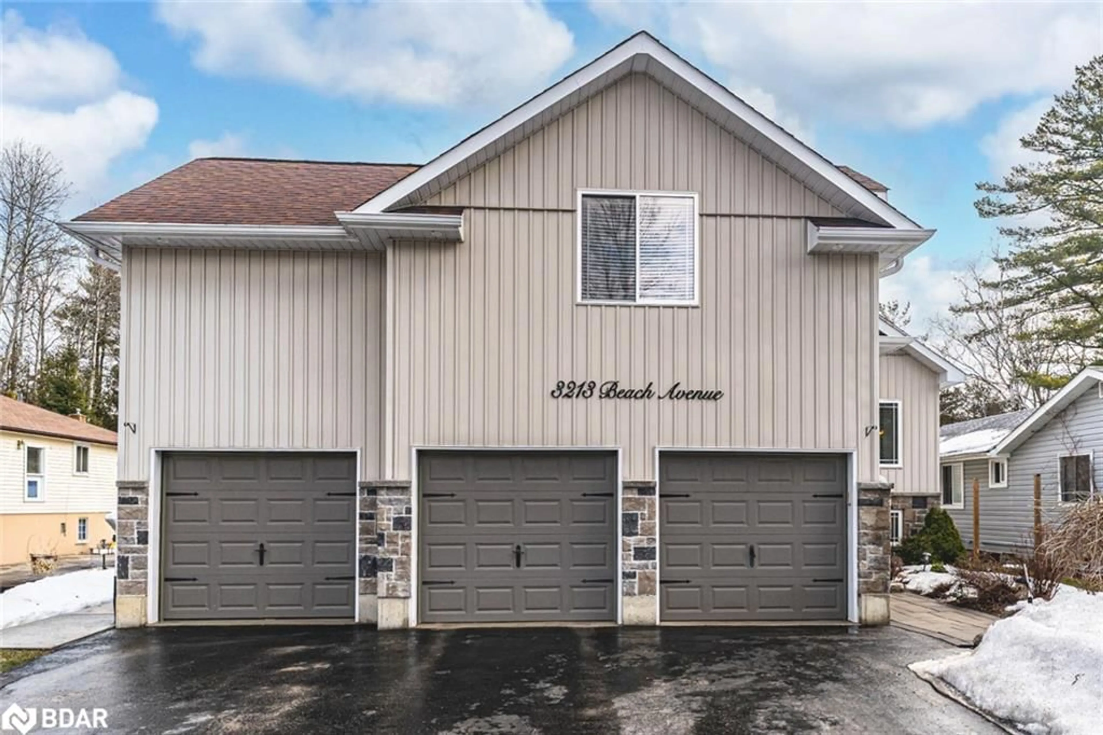 Indoor garage for 3213 Beach Ave, Innisfil Ontario L9S 2K6