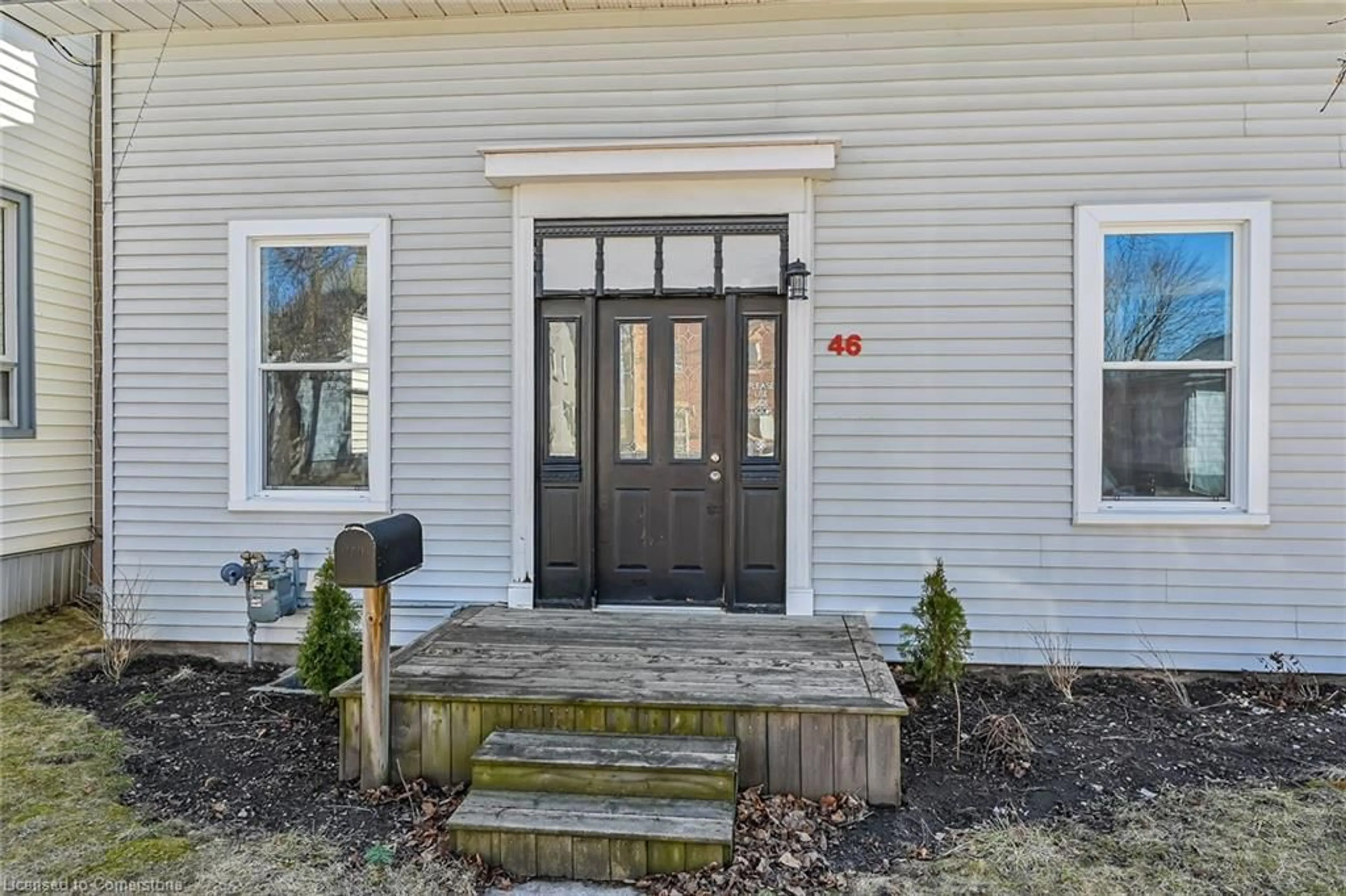 Indoor entryway for 46 Walnut St, Brantford Ontario N3T 1H2