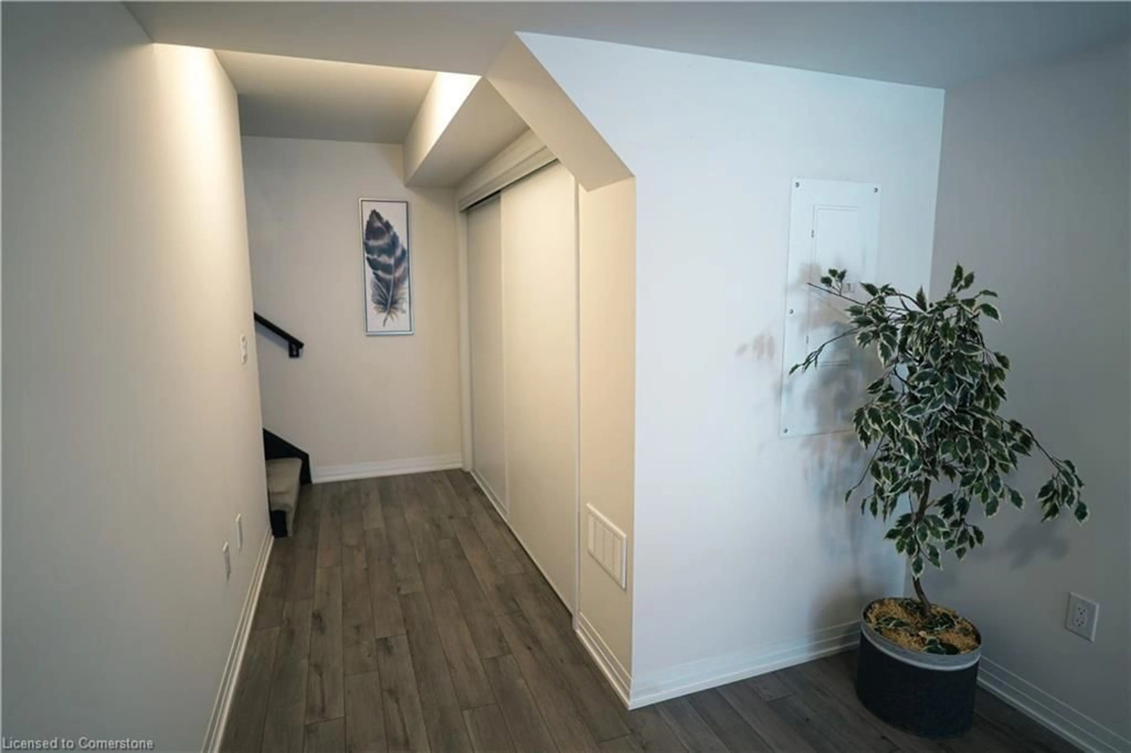 Indoor foyer for 585 Colborne St #1116, Brantford Ontario N3S 0K4